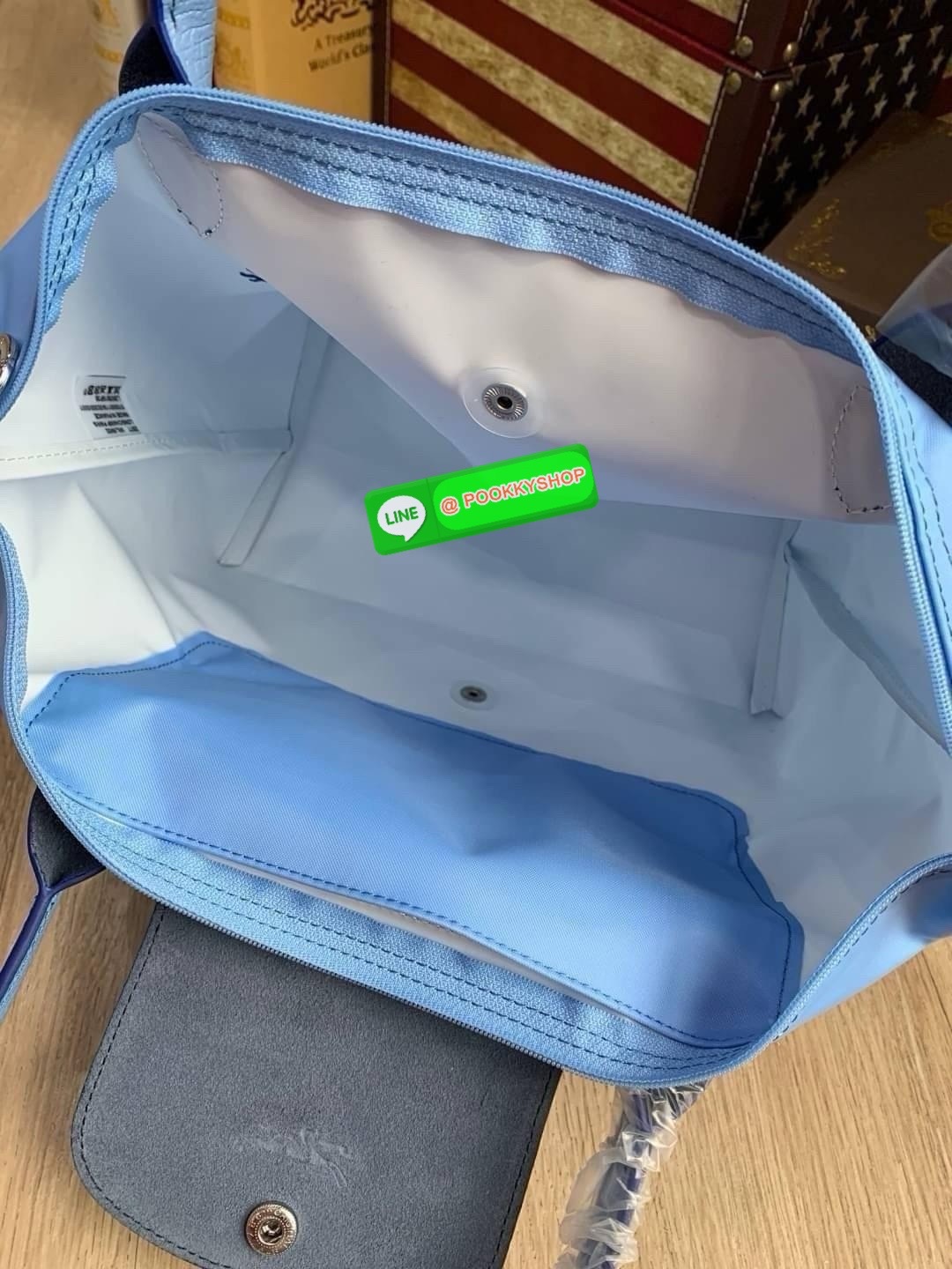 Longchamp LE PLIAGE Club TOTE BAG S กระเป๋ารุ่นยอดนิยม ที่สาวๆ ต้องมีไว้เก็บไว้สักใบ ด้วยตัวน้ำหนักกระเป๋า Longchamp เบาแสนเบา แต่จุของได้เยอะมาก สำหรับลุคทางการกึ่งลำลอง แฝงความสบาย ยามเดินทาง จุดเด่นอย่างหนึ่งของ กระเป๋าก็คือ สามาถพับเก็บได้ ตรงตามชื่อท