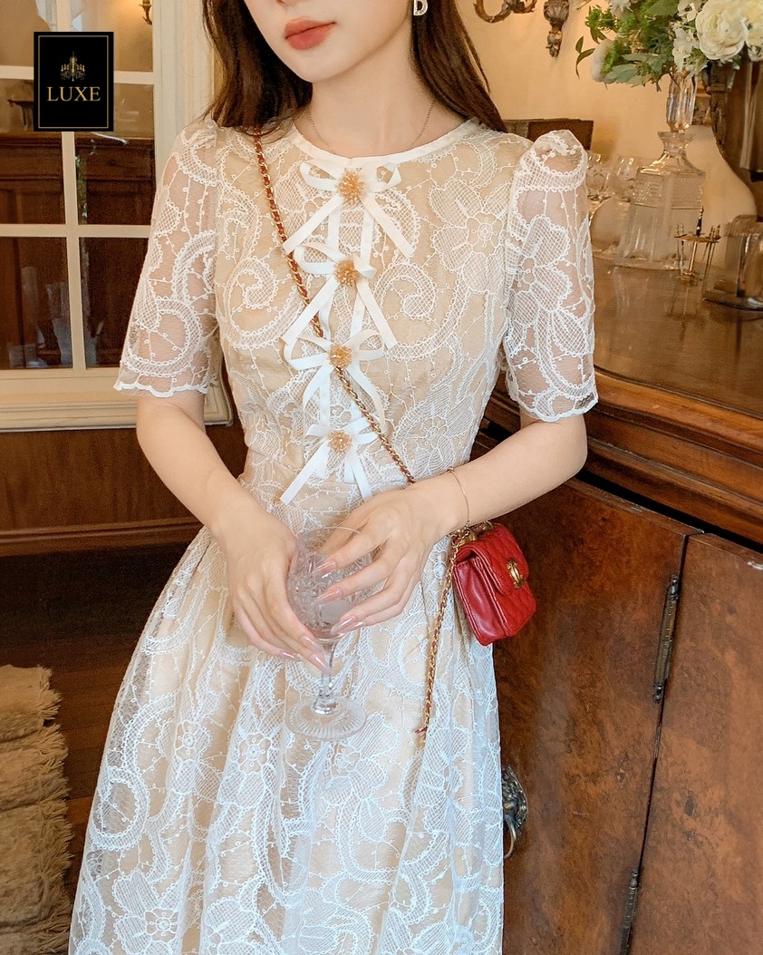 เดรสแฟชั่น เดรสเสื้อคอกลมแขนสั้น กระโปรงจับจีบทรงเอ เสื้อแต่งด้วยริบบิ้นและดอกไม้ลูกปัดสีทอง