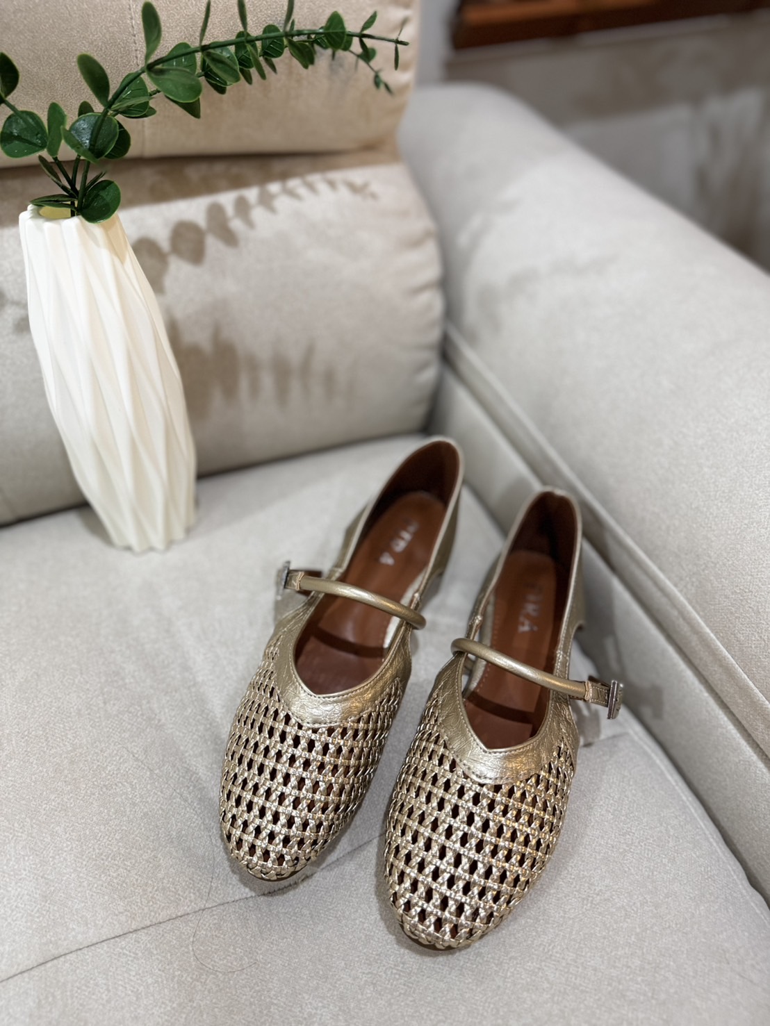 🛒𝙉𝙀𝙒 𝘼𝙍𝙍𝙄𝙑𝘼𝙇.. Mary Jane style 🎉 สวยจึ้งไม่ไหว😍 รองเท้าลายวานสวยๆที่ลูกคุณต้องมี 👑ป้ายยางานสวยมาใหม่ รุ่นนี้ใส่สบาย ดีไซน์เก๋ น้องเป็นทรงหัวมน