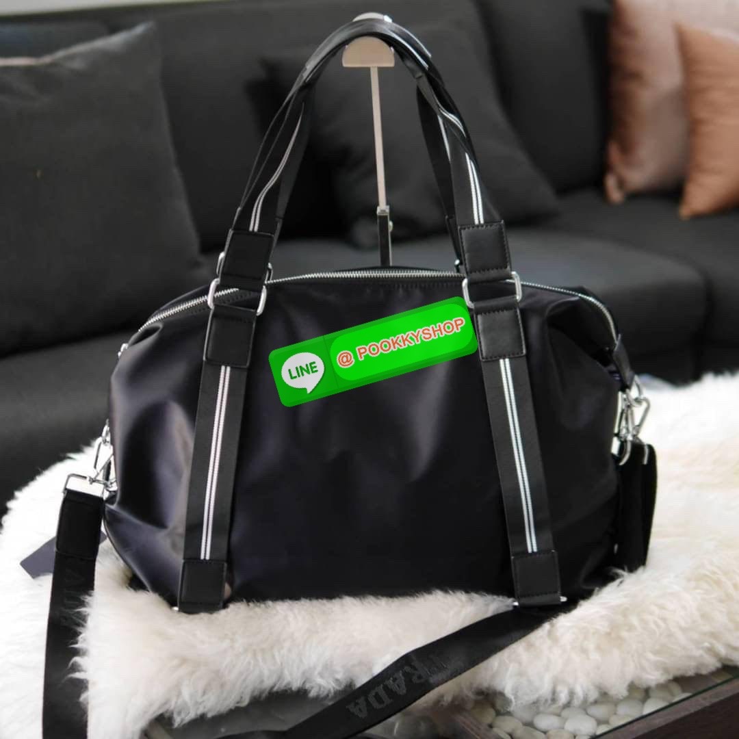 พร้อมส่งที่ไทยอีกครั้งกับ กระเป๋าใบใหญ่ กระเป๋าเดินทางแบบถือ ทรง TRAVEL BAG ใส่ของได้เยอะมาก งานพรีเมียมสมนาคุณแบรนด์ดังอย่าง PRADA ไปต่างประเทศได้สบาย ตัวกระเป๋าทำจากผ้า NYLON เคลือบอย่างดี สามารถกันน้ำได้ อะไหล่เงินทั้งใบ ด้านหน้าประดับโลโก้แบรนด์สุดหรู
