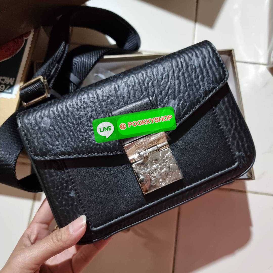 MCM SMALL MILLIE CROSSBODY IN VISETOAS กลับมาแน่นๆกับไอเท็มสุดฮิต!! ดาราเซเลปใช้กันเพียบ กระเป๋าสะพายข้าง ดีไซน์กึ่งสปอร์ต แต่แฝงความหรูในตัว ใช้งานง่ายด้วยขนาดที่พอเหมาะ และสายสะพายสปอร์ตที่สะพายคาดได้สะดวก จะสะพายข้าง สะพายแบบคาดอก ก็ดูดีไปหมด เปิด-ปิดด