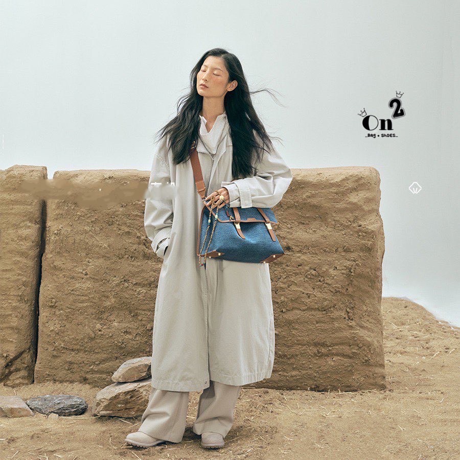 Songmont backpack วัสดุตัวกระเป๋าทำจากผ้าdenim อย่างดี ตรงสายทำจากหนังแท้ real leather อะหลั่ยสีทอง ของจริงน่ารักมากๆ มาพร้อมสายยาว 2 เส้น ทำจากผ้าไนล่อนอย่างหนา