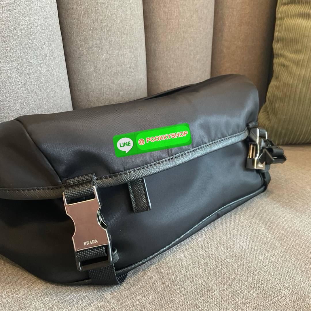 พร้อมมอบเป็นของขวัญให้คุณผู้ชาย! จากแบรนด์ PRADA ทรง MASSENGER วัสดุทำจากผ้าไนลอนอย่างหนาทั้งใบ กันน้ำได้ มีโลโก้แบรนด์อยู่ข้างหน้า ตัวกระเป๋าอยู่ทรง อะไหล่เงินทั้งใบ เปิดปิดชั้นนอกด้วยตัวล็อค ด้านในเป็นซิปรอบบุผ้าลายแบรนด์อย่างดี มีช่องซิปด้านใน และ โลโก