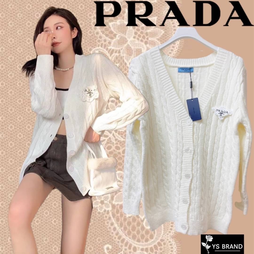 เสื้อคลุมไหมพรมแขนยาวคอวี ผ้าไหมพรมยืดเนื้ออย่างดีผ้าดีมากๆ นิ่ม เด้งยืดได้เยอะ ผ้าดีทอละเอียด ทอลายเกลียวทั้งตัว แต่งกระดุมด้านหน้า ติดเข็มกลัดPradaช่วงอก ถอดแยกได้ สวยหรูมากๆ โดดเด่นสุดๆ มาพร้อมป้ายคอ Prada Tagครบ สวยมาก งานคุณภาพ ห้ามพลาด จัดเลยจ้า