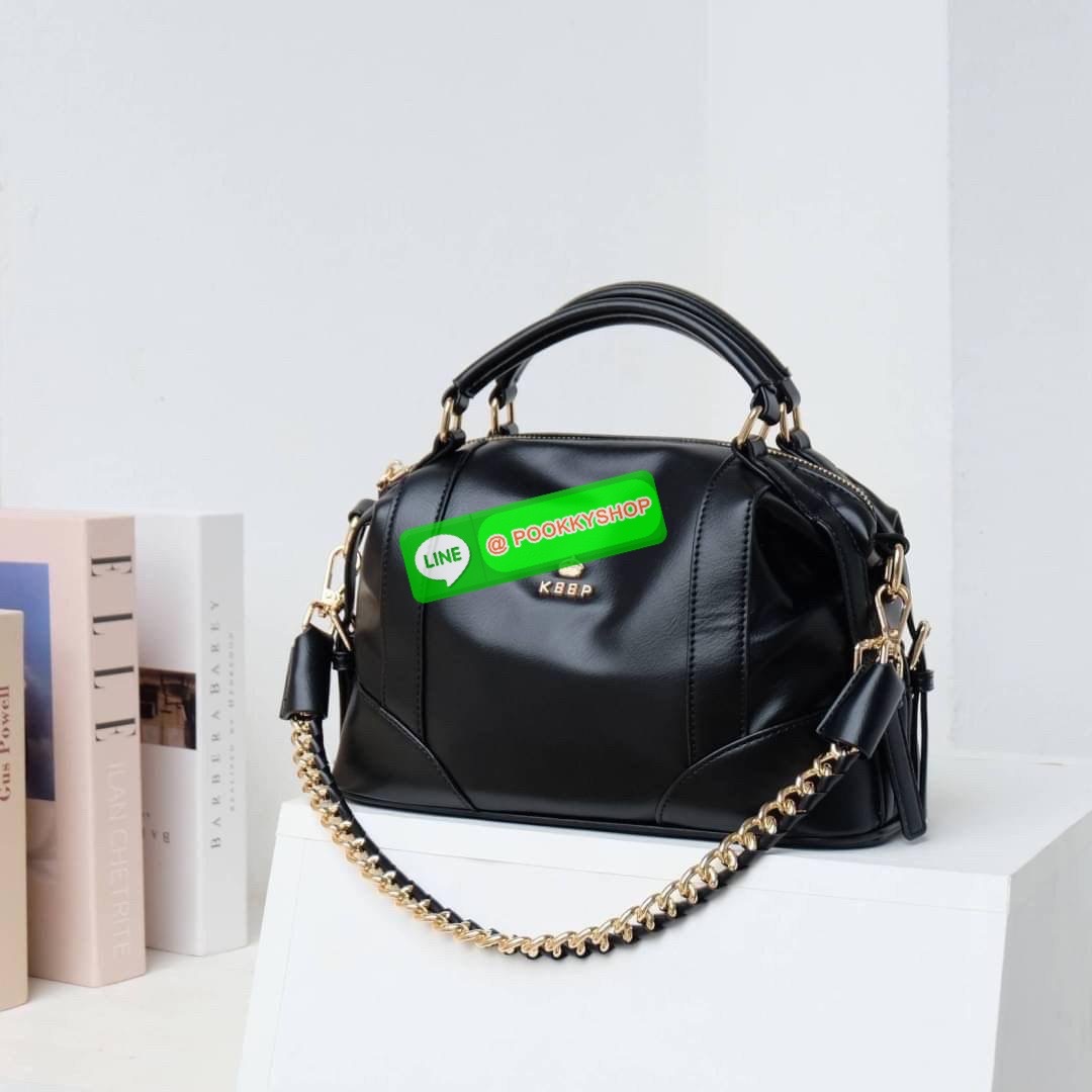 รุ่นขายดีเข้าเพิ่มนะคะ KEEP รุ่น ‘ Ella ‘ bag ทรง Pillow ( ทรงหมอน ) ที่สาวๆ ถามหา กลับมาแล้วค่า พร้อมฟังก์ชันจัดเต็มเหมือนเดิม ใบนี้ size M ใส่ กระเป๋าสตางค์ยาวได้ ใส่ไอแพดได้ ใครต้องการกระเป๋าที่ใช้ได้ทุกวัน ใส่ของครบ แอดมินแนะนำใบนี้เลยค่า สวย คุ้มแน่น