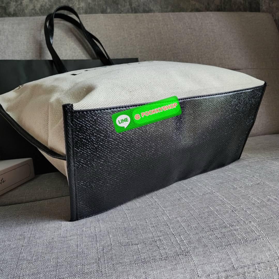 LONGCHAMP ESSENTIAL TOILE SHOULDER BAG L ECRU กระเป๋าสะพายไหล่ ใบใหญ่ สาวสายแบกไม่ควรพลาด ใส่เอกสาร แล็บท๊อป แฟ้มงานหรืออื่นๆใบเดียวจบคะ กระเป๋ามีความยืดหยุ่นและน้ำหนักเบา ปิดด้วยระบบสแน็ปอิน Longchamp ได้ปรับปรุงไลน์ผลิตภัณฑ์ ROSEAU อันเป็นสัญลักษณ์ใหม่ท