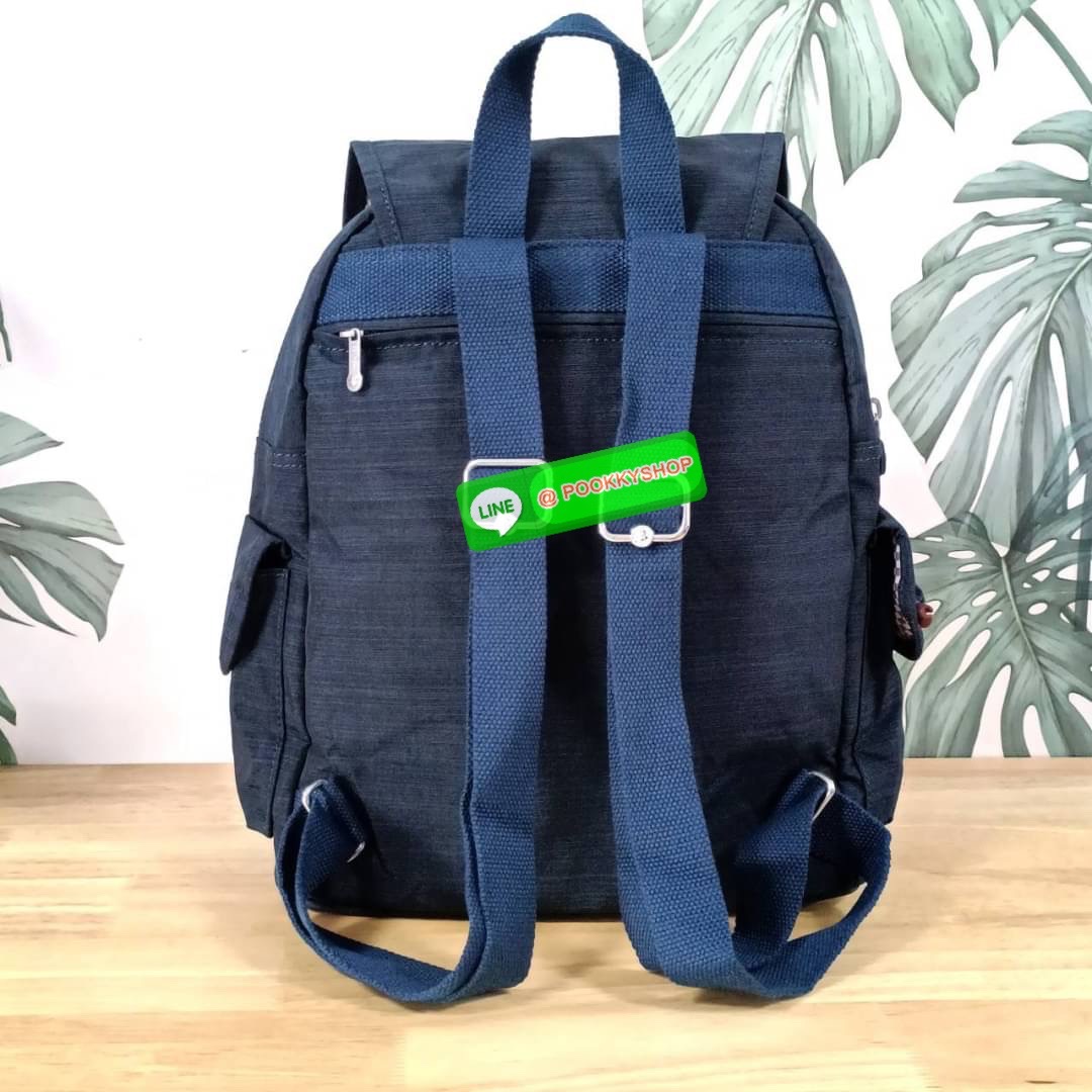Kipling City Pack Medium Backpack กระเป๋าเป้ Kipling ขนาดกลาง วัสดุ Polyester 100% มีหูหิ้วด้านบน -ด้านหลัง มีซิปหลัง 1ช่องลึก -ด้านข้างมีช่องใส่ของเล็กน้อยทั้ง 2 ด้าน เปิด-ปิด ด้วยกระดุมแม่เหล็ก -ด้านหน้ามีช่องซิปใส่ของแยก 1 ช่อง และ ช่องปรับขนาดด้วยสายล