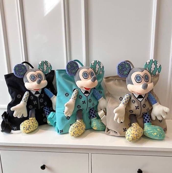 พร้อมส่ง เป้ตุ๊กตา LV รุ่นนี้จะเพิ่มสีสัน งานสวยน่ารักมากค่ะ ผ้าหนาดีมาก ช่องเก็บของใหญ่มาก ด้านใน มีหลายช่อง ด้านหลังมีช่องซิปเก็บของสำคัญ เก๋ไก๋ไม่เหมือนใคร ตรงปกไม่จกตาแน่นอนจ้า