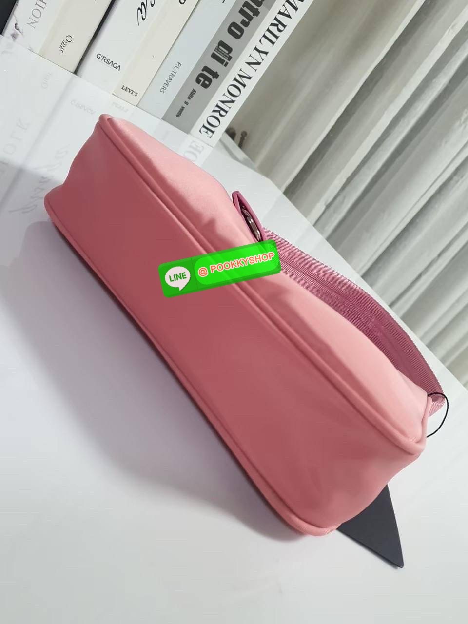 รุ่นใหม่แนะนำ!! รุ่นขายดีในตำนานค่ะ กับงานพรีเมี่ยมกิ้ฟท์ PRADA NYLON HANDBAGS ขนาดกะทัดรัด #อะไหล่เงิน วัสดุทำจากผ้าNylon อย่างหนา อยู่ทรง กันน้ำได้ หายห่วงคะ ด้านหน้ามีโลโก้แบรนด์ เปิดปิดด้วยซิป มาพร้อมสายผ้า ไม่สามารถถอดได้ ภายในบุผ้าลายPrada และป้ายโล