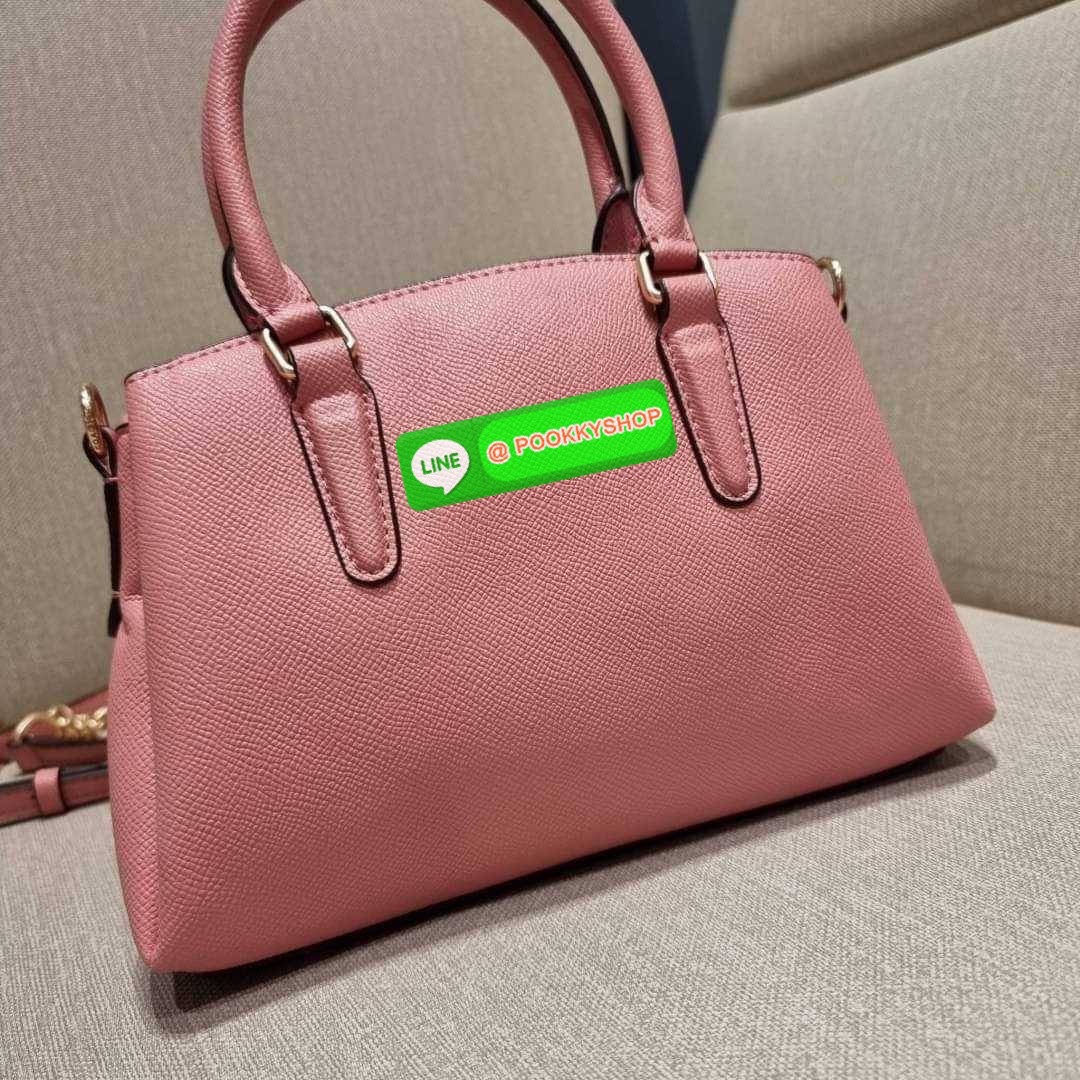 COACH F29434 MINI SAGE CARRYALL IN SIGNATURE CANVAS รุ่นยอดฮิต!! ที่สุดของกระเป๋าสะพายขายดี ต้องทรงถังมินิรุ่นนี้ วัสดุหนังแคนวาสเคลือบลาย สวย คลาสสิค มาพร้อมสายสะพายข้างและหูหิ้วในตัว ถอดออกถือคล้องแขนเก๋ๆ หรูๆยังได้ ภายในเป็นช่องโล่ง แบ่งสัดส่วนอย่างดี