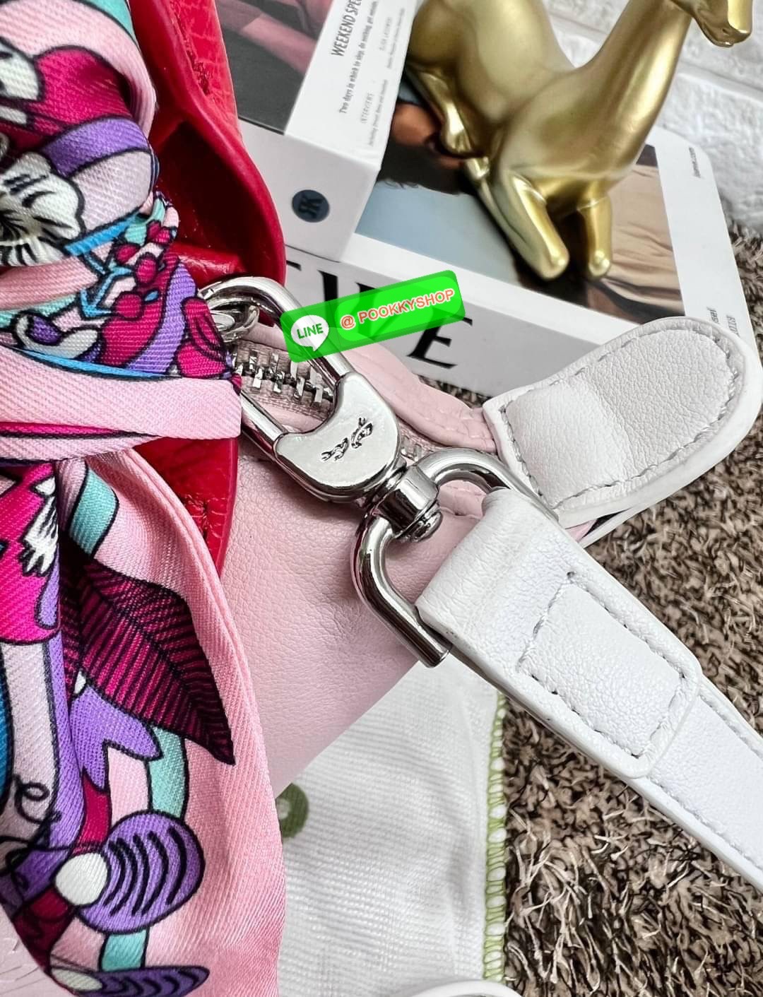 มาเพิ่มให้แล้ว ใครพลาดรอบที่แล้วรอบนี้อย่ารอช้า ก่อนหมดอีกก😘 LIMITED OF JAPAN LONGCHAMP TOTE 2WAY BAG LE PLIAGE EXTRA L1500 💌เป็นรุ่นที่สวยและดูดีมากๆ หนังแกะแท้ หนานุ่ม หลงรักน้องแน่นอนค่ะ สีสวยหวานละมุนมากๆ ภายในกว้างจุสัมภาระได้จุ สามาร