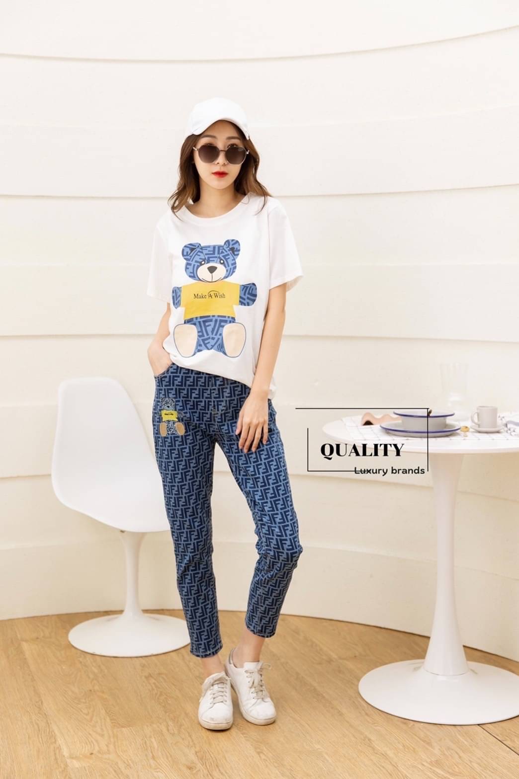 พร้อมส่ง!!! Set jeans เสื้อ+กางเกงขายาว Fendi งานป้าผ้ายืดกระชับได้ผ้าดีมาก ใส่สบาย กางเกงยีนยืดปักโลโก้ เอวสป๊อต มีกระเป๋า 2 ข้างใส่สบาย รีบจัดแนะนำเลย การันตีคุณภาพดีสุด 10/10 lable Fendi