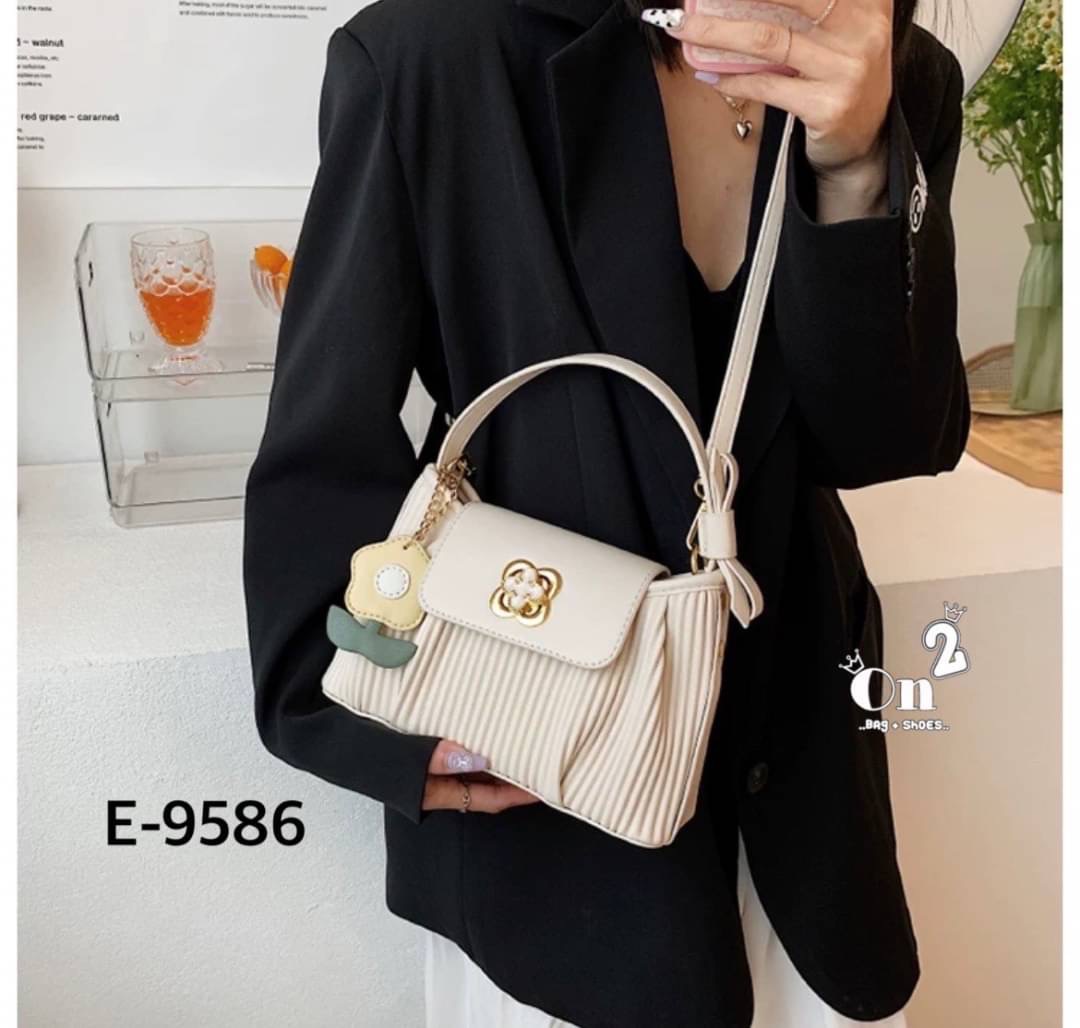 กระเป๋าสไตล์เกาหลีมาใหม่ หนังพลีทเล็กเย็บจีบด้านหน้า อะไหล่เปิดปิดรูปดอกไม้ มาพร้อมพวงกุญแจ+สายสะพายยาว