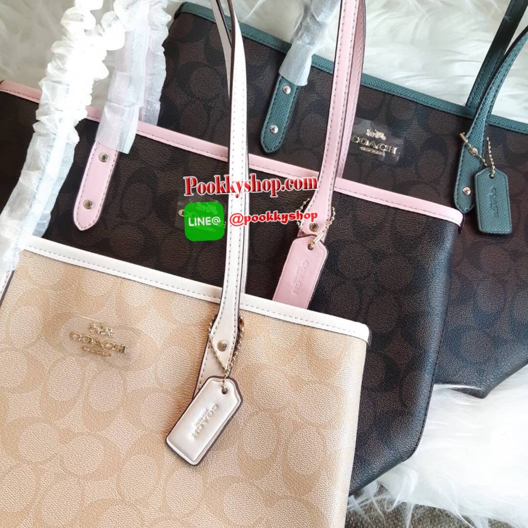 COACH F22969 MINI CITY ZIP TOTE IN SIGNATURE CANVAS กระเป๋าถือทรงโท้ท ไซส์มินิ น่ารักน่าใช้ สะพายคล้องไหล่ได้เก๋ๆ เห็นใบเล็กแบบนี้ จุของแน่นๆไปเลยจ้า!! 😘 สีสวยคม วัสดุหนังแคนวาสคุณภาพ ปากกระเป๋าเปิด-ปิดด้วยซิป กันของหล่นได้ ถือไปไหนก็ได้ ถ่ายรูปชิ