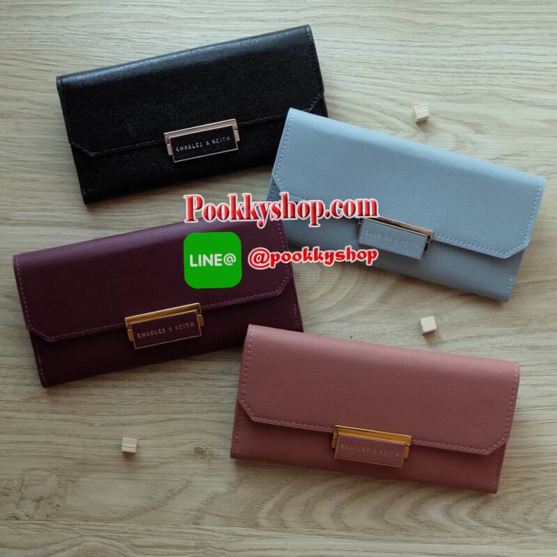 Charles & Keith Push-Lock Long Wallet พร้อมส่งทั้ง 8 สี!! กระเป๋าสตางค์ใบยาว สามารถใช้งานได้ทั้งด้านหน้าและด้านหลัง ด้านหน้าเปิด - ปิดด้วยตัวกดล็อคทั้ง 2 ฝั่งพร้อมกัน ภายในมีช่องซิปและช่องใส่ธนบัตร ด้านหลังเปิด - ปิดด้วยกระดุม ภายในมีช่องใส่บัตรหลายช่องแล