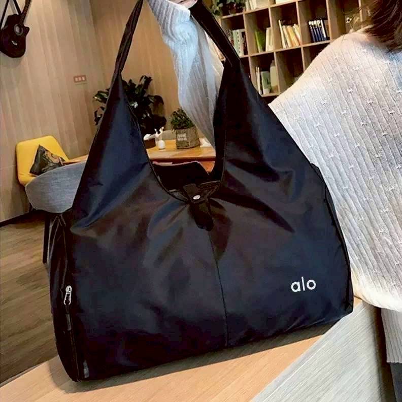 Alo Sport Bag กระเป๋าเดินทาง น้ำหนักเบา สายออกกำลังกายหรือเดินทางแนะนำเลยค่าา มีช่องใส่ของของ ใส่รองเท้าได้ เกร๋สุดๆ