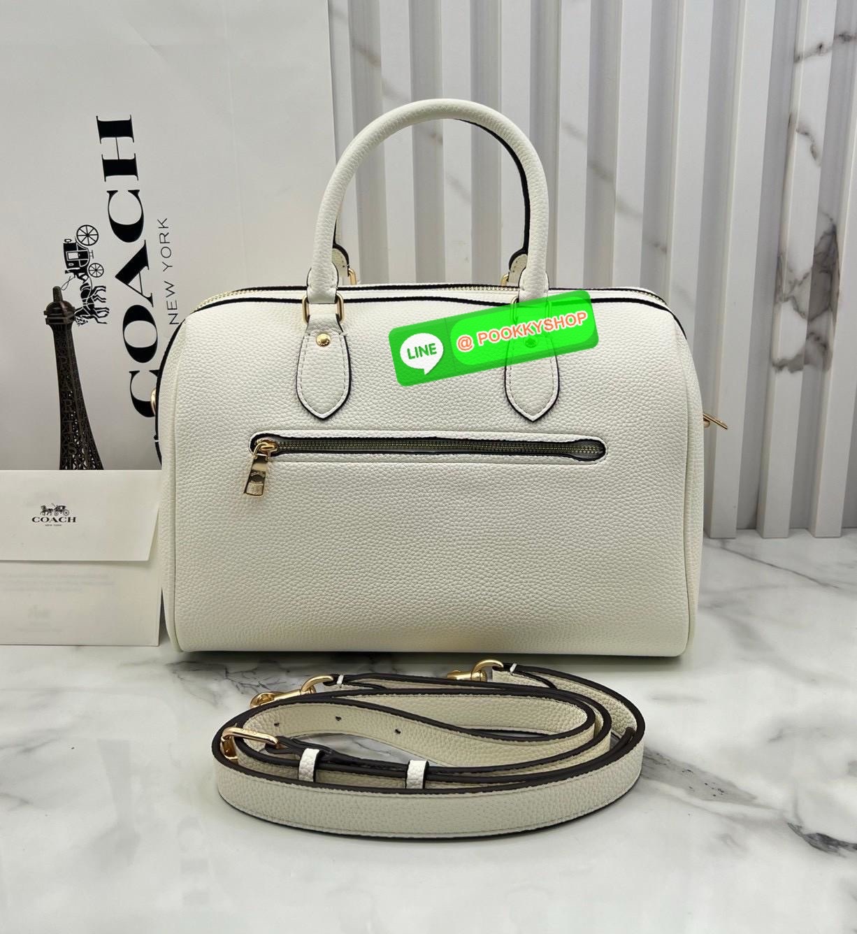 COACH ROWAN SATCHEL IN SIGNATURE CANVAS จุดเด่นของกระเป๋าทรงsatchel bag คือรูปทรงของกระเป๋าดูแข็งแรง มั่นคง ไม่เสียทรงง่าย มาพร้อมหูหิ้วที่ด้านบนของกระเป๋า ลายแคนวาสที่เป็นซิกเนเจอร์แบบเอกลักษณ์ ช่องใช้งานทุ้งภายในและภายนอก นอกจากนี้ กระเป๋าประเภทนี้ยังมี