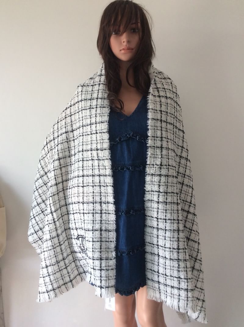 ราคานี้หาซื้อที่ไหนไม่ได้แล้ว พลาดแล้วจะเสียใจพูดเลยยคร้าา!! ของถูกและดีมีที่ร้านนี้จริงๆค่ะ Brand: CHANEL New ARRIVAL ผ้าคลุมไหล่ ผ้าพันคอ CHANEL คอเลคชั่นใหม่ปี 2018 ผ้า wool เนื้อดี เนื้อหนา นุ่ม ทอลาย ปักรูปสัญลักษณ์แบรนด์ ลายคมชัดค่ะ หนาวนี้ห้ามพลาดน