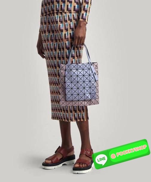 Baobao Issey Miyake Prism Kangaroo tote bag กระเป๋าถือทรงโท้ทที่ประดิษฐ์ขึ้นอย่างเชี่ยวชาญในญี่ปุ่น มาพร้อมแผงเรขาคณิตสำหรับการออกแบบที่ได้รับแรงบันดาลใจจากกระดาษพับ ซิลลูเอทอันเป็นเอกลักษณ์นี้ปิดท้ายด้วยสายรัดแบบอสมมาตร มีการพัฒนาโครงสร้างทรงสามเหลี่ยมเพ