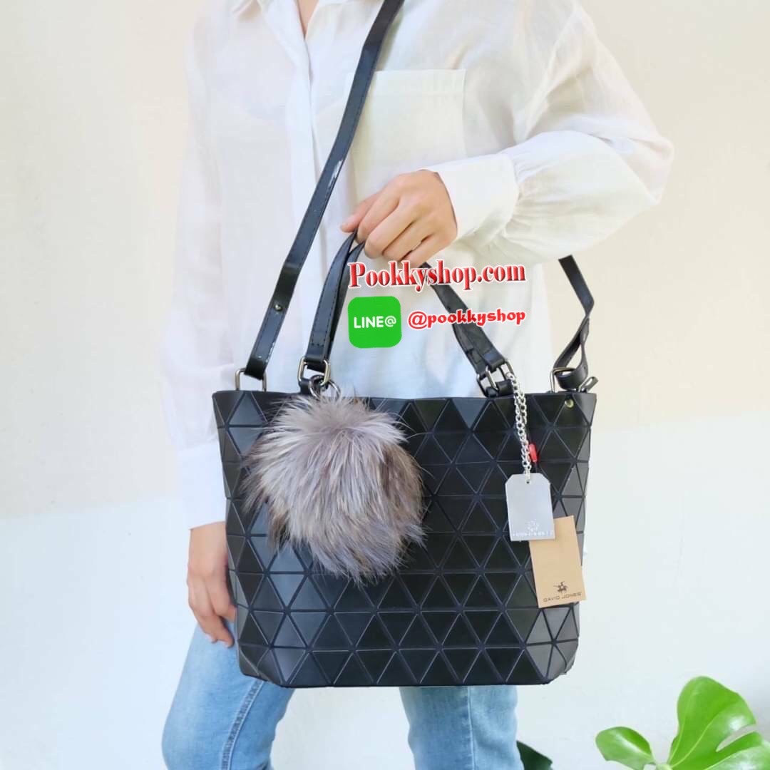 รุ่นขายดี ลาย Limited edition หายาก 👍ปรับทรงได้ 2 แบบ น่ารักมาก สวยที่สุด มาพร้อม พวงกุญแจปอมๆ เข้า set เลิศคะ กระเป๋า จากแบรนด์ David Jones กระเป๋าสะพายข้างดีไซน์เกร๋มาก สีสวยหรูมาก ขนาดกะลังดีเลย น้ำหนังเบามากคะ ภายในมีช่องเก็บของจุกจิกได้ มีถุง