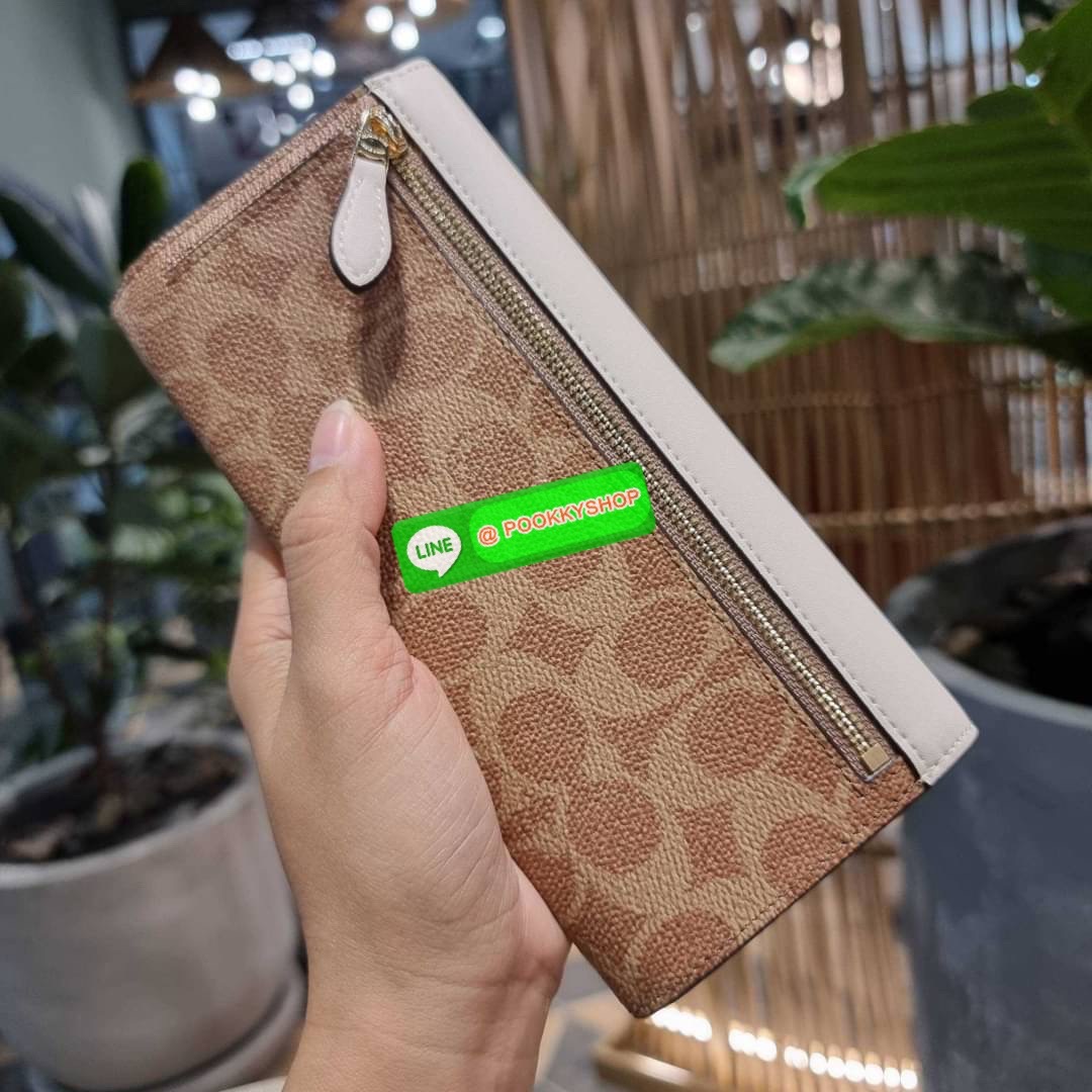 COACH 31547 SOFT WALLET IN COLORBLOCK SIGNATURE CANVAS คัมแบคแล้วน้า กับไอเท็มหายาก กระเป๋าสตางค์ใบยาวแบบพับ ขนาดกำลังสวย ดีไซน์คลาสสิคเอกลักษณ์ วัสดุหนังแคนวาสเคลือบลาย เปิด-ปิดด้วยกระดุม ภายในใส่บัตรได้เยอะ ใส่ธนบัตรได้สบายๆ ใบจริงสวยปังทุกสี ใครมองหากร