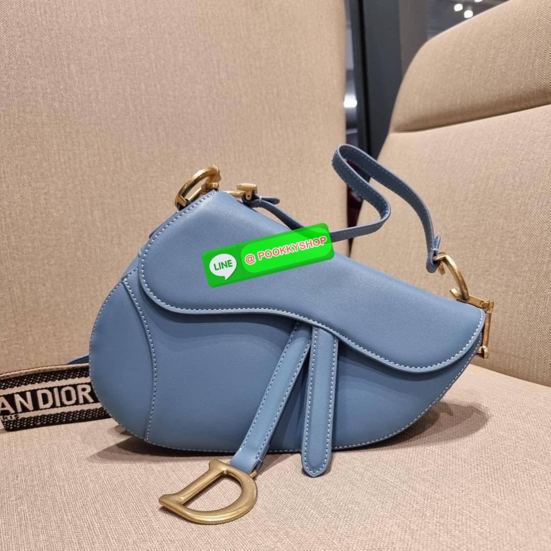 CD SADDLE BAG CALFSKIN กระเป๋าสะพายข้างพรีเมี่ยมกิ๊ฟ ทรงสวยไม่ซ้ำใคร กิมมิคในตัว ดูแพง ไซส์ใหญ่ ดีไซน์ย้อนยุค เป็นเอกลักษณ์สวยทุกแบบ เปิด-ปิดด้วยกระดุมแม่เหล็กซ่อน ใช้งานง่ายมากๆ ภายในเป็นช่องโล่ง มีช่องซิป วัสดุหนังลูกวัวฟอกสี ใส่ของสำคัญได้เลย หมดห่วง ม