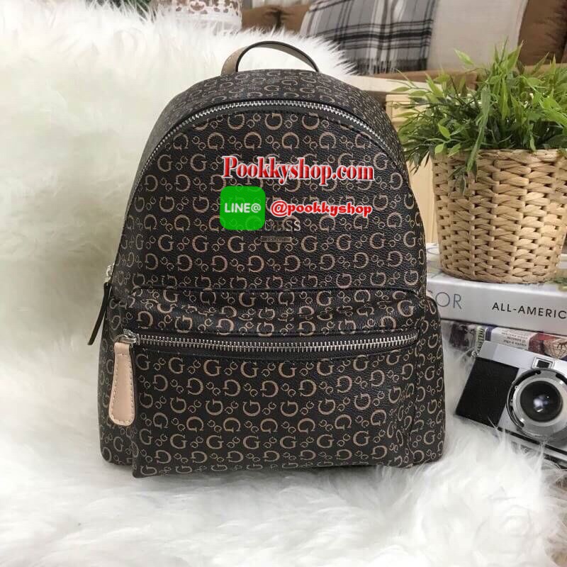 Don't Miss! GUESS WOMAN'S FACTORY BACKPACK กระเป๋าเป้ขนาดกำลังดีวัสดุหนังแกะสังเคราะห์นิ่มสวยน้ำหนักเบา มีหูหิ้วเเละสายสะพายหลังเลื่อนปรับได้ ด้านหน้ามีโลโก้และช่องซิป เปิดปิดด้วยซิปสะดวกใช้ ภายในกว้างใส่เอกสาร ipad ของใช้ได้เยอะ จะสะพายไปเรียนไ