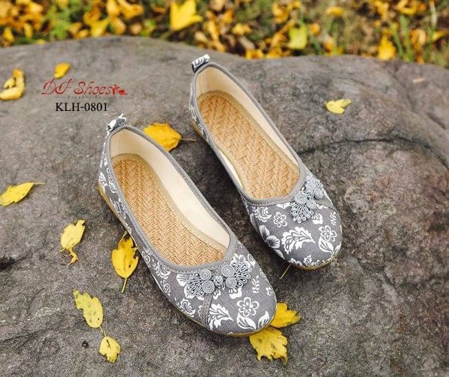 สินค้าพร้อมส่ง รองเท้าคัชชูส้นเตี้ยกี่เพ้าแบบสวม วัสดุผ้าแคนวาส ลายดอกท้อ สวย ใส่แมทง่าย พื้นยางกันลื่น น้ำหนักเบา สวมใส่สบายค่ะ