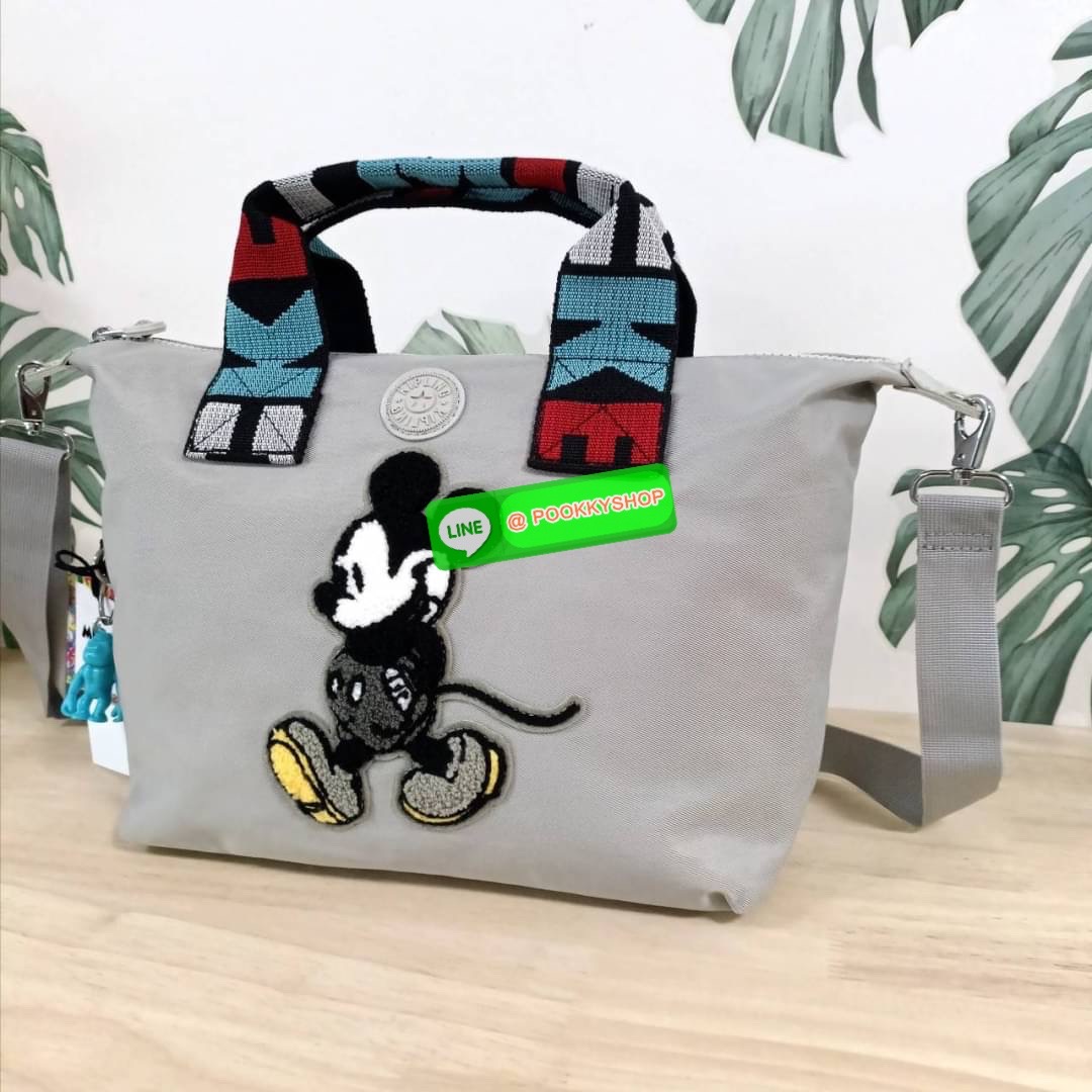 Kipling KALA Mini Disney's Mickey Mouse Handbag กระเป๋าถือหรือสะพาย วัสดุ Polyamide+Polyester รุ่นใหม่ล่าสุด Collection Mickey's ลายน่ารัก ผิวสัมผัสนุ่ม ลื่น พร้อมตัวการ์ตูน Mickey Mouse ไหมพรม ตกแต่งด้านหน้า ช่องหลักโล่งกว้าง พร้อมช่องแยกด้านข้