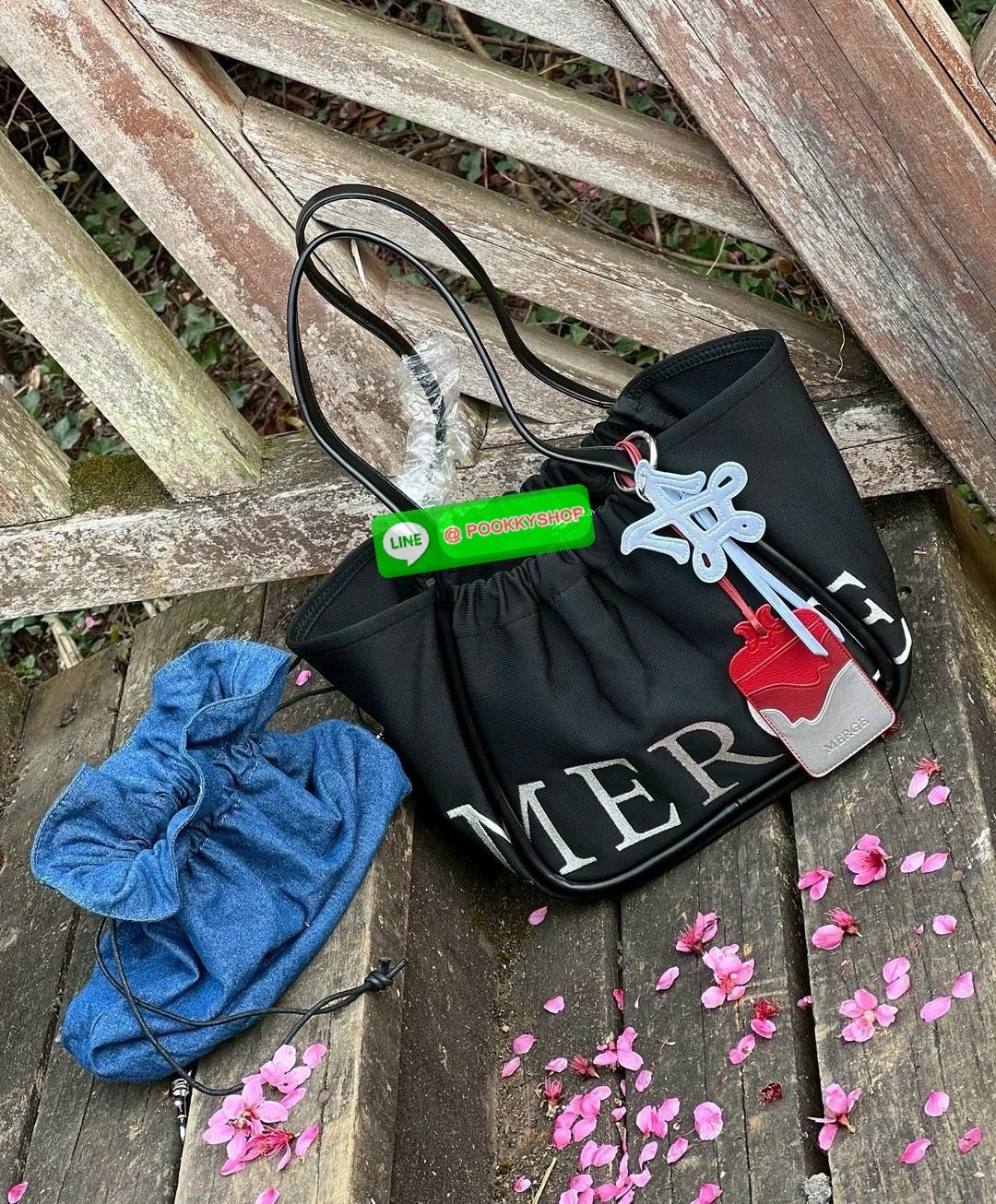 MERGE A DAY MEDIUM BAG 🔖พร้อมส่ง! กระเป๋าหิ้วหรือคล้องไหล่ ทรงสวย วัสดุผ้าทอเทคนิค Flyknit อย่างดี แต่มีน้ำหนักเบา หูหิ้วแบบหนังมีความแข็งแรงในการใช้งานค่ะ ภายในโล่งกว้าง ใส่สัมภาระได้เยอะค่ะ