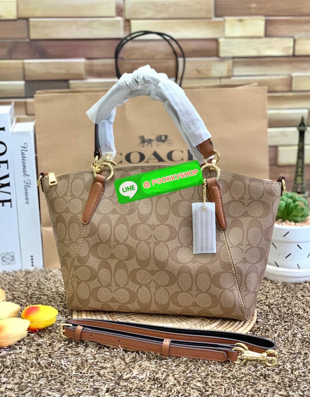 COACH 28989 KELSEY IN SIGNATURE CANVAS SHOULDER BAG กลับมาอีกครั้ง คุณภาพเต็ม100 เหมือนเดิม ไม่หักเลยจ้าา กระเป๋าทรงพัด หิ้วหรือสะพายข้างได้ หนังแท้ลายแคนวาส หนังนิ่มมากๆ สัมผัสแล้วคือใช่เลยจ้าา! เปิด-ปิดกระเป๋าแบบซิป ปากกระเป๋ากว้างหยิบจับสัมภาระง่าย ภาย