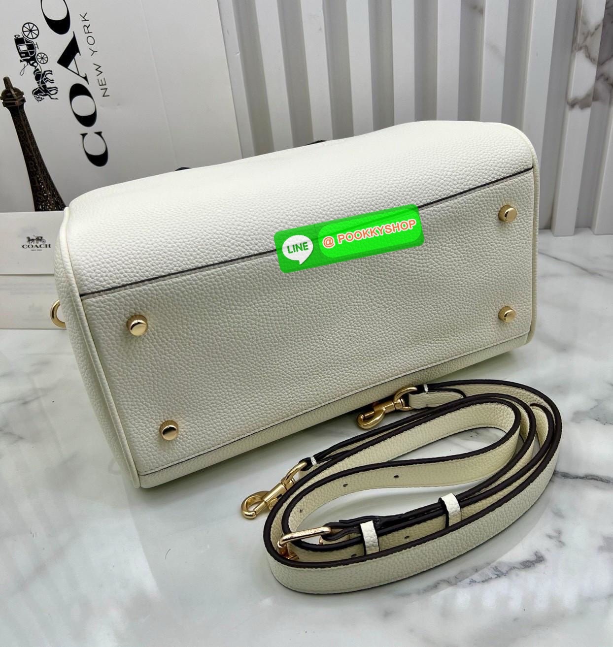 COACH ROWAN SATCHEL IN SIGNATURE CANVAS จุดเด่นของกระเป๋าทรงsatchel bag คือรูปทรงของกระเป๋าดูแข็งแรง มั่นคง ไม่เสียทรงง่าย มาพร้อมหูหิ้วที่ด้านบนของกระเป๋า ลายแคนวาสที่เป็นซิกเนเจอร์แบบเอกลักษณ์ ช่องใช้งานทุ้งภายในและภายนอก นอกจากนี้ กระเป๋าประเภทนี้ยังมี