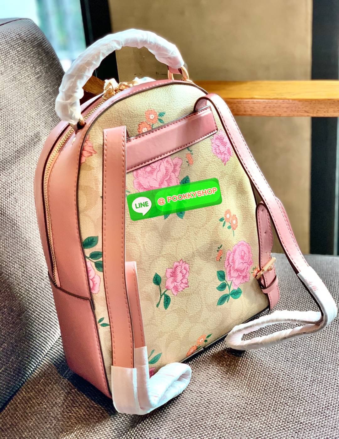 NEW IN! COACH JORDYN BACKPACK ((C1804//3011)) ไม่มียังไงไหว ต้องบอกว่าน้องสวยมากๆค่า! กระเป๋าสะพายหลังแบบมีหูหิ้ว หนังแแท้สวยค่ะ ❤️ทั้งใบปริ้นลายดอกไม้ สวยเด่ด สะดุดตาเลยทีเดียวค่ะ ด้านหน้ามีช่องซิปใส่มือถือหรือของจุกจิกลงไปได้ค่ะ เปิด-ปิดกระเป๋าแบ