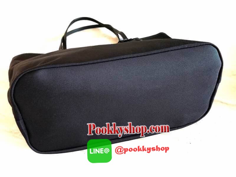 CALVIN KLEIN" JEANS TOTE BAG (Size M) กระเป๋าสะพาย Calvin Klein Jeans Limited Edition จาก Calvin Klein Jeans วัสดุ Polyester คุณภาพดีเนื้อหนาน้ำหนักเบา ด้านหน้าประดับโลโก้ Calvin Klein Jeans พร้อม TAG ห้อยที่หูหิ้วดูมีดีเทล เปิดปิดด้วยซิปสะดวกใช้ หัว