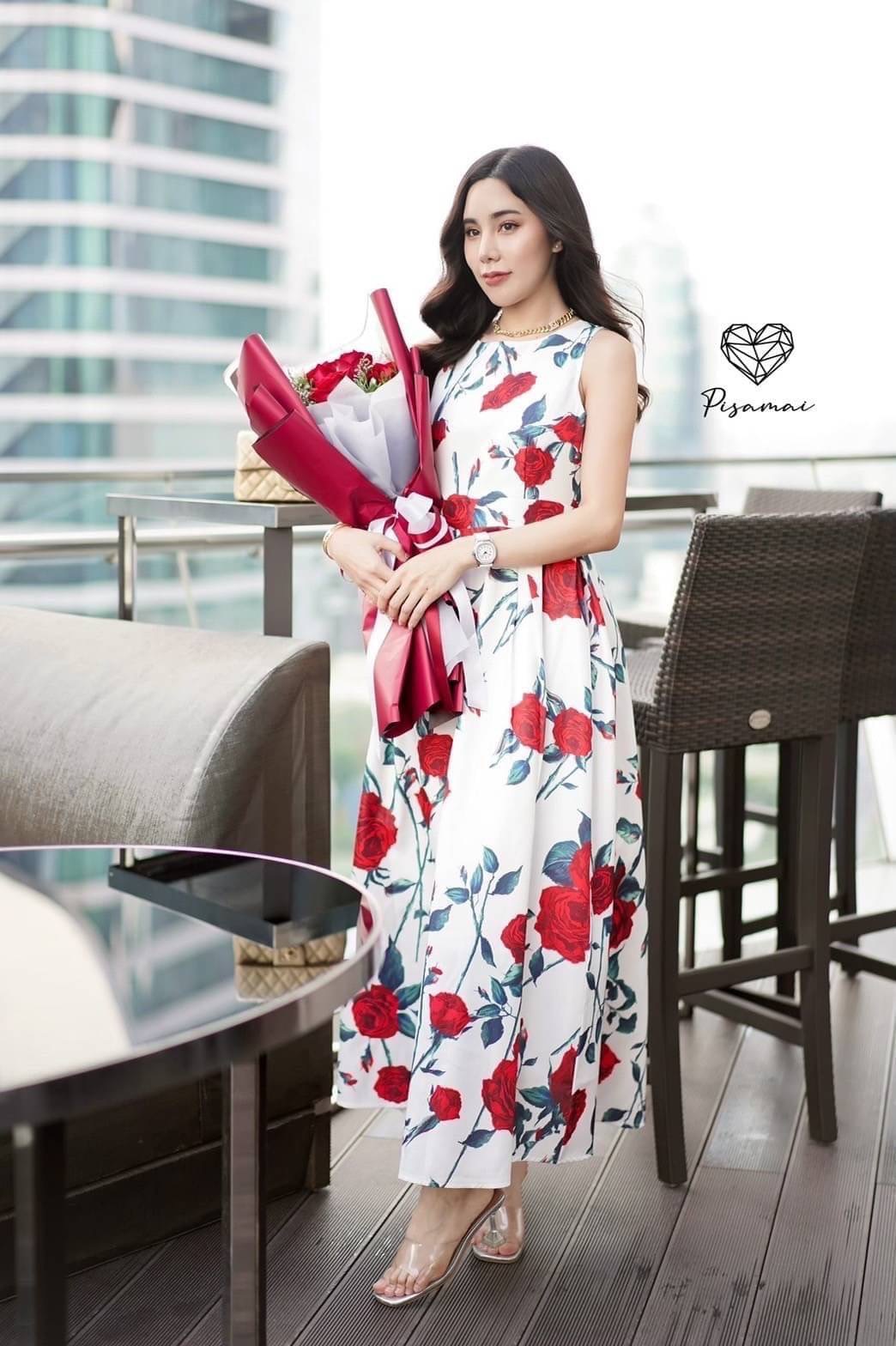 เดรสแขนกุดลายดอกกุหลายสีแดง ดีเท็ลรุ่นนี้จัดเต็มใส่น่ารักมากๆค่า รุ่นนี้ร้านแนะนำมากๆค่า ใส่ฟินนาเล่มาก ใครหาชุดถ่ายรูปสวยๆอยู่ไม่มีผิดหวังเลย ที่สำคัญผ้าใส่สบายมากกก มือต้องไวเลยค่ารุ่นนี้