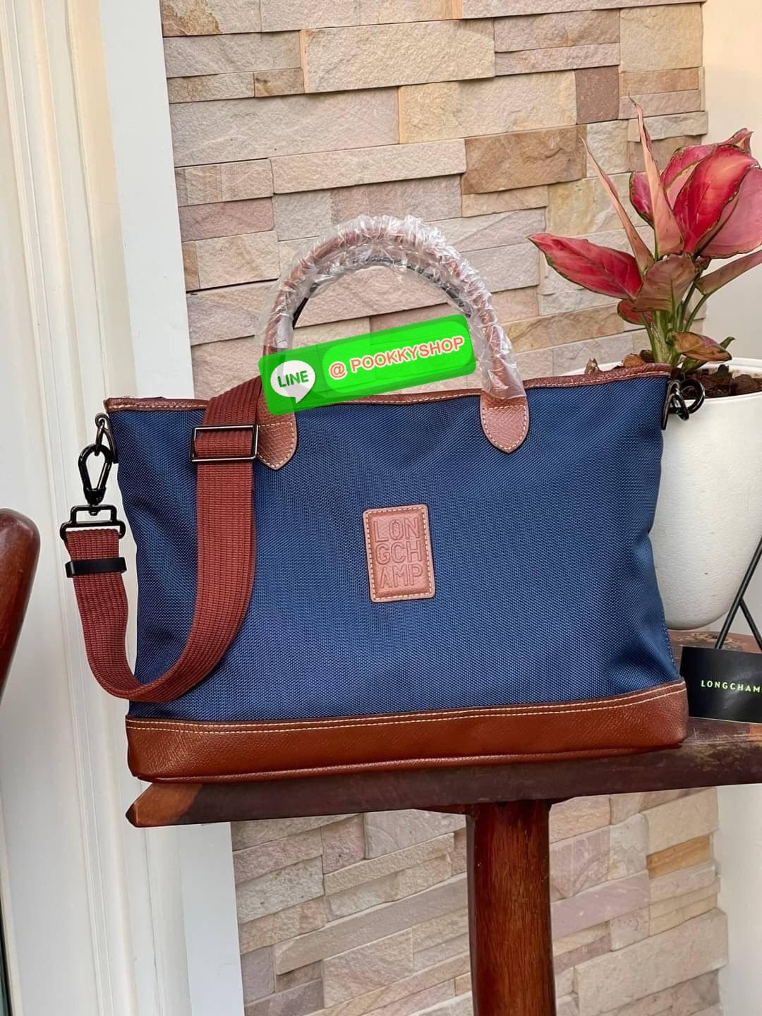 LONGCHAMP BOXFORD TRAVEL BAG M กระเป๋าเดินทางขนาดกลาง มาพร้อมสายสะพายที่สามารถถอดได้ ให้คุณเลือกสะพายไหล่หรือถือได้ มีซิปรูดเปิดปิดกระเป๋าที่ให้คุณมั่นใจได้ว่าคุณจัดเก็บไอเท็มของคุณได้อย่างมิดชิด บ็อคฟอร์ด (BOXFORD) สะท้อนความเป็นเอกลักษณ์ของแบรนด์ที่เปี่