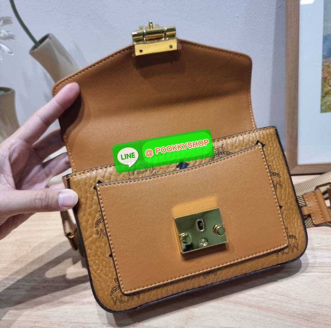 MCM SMALL MILLIE CROSSBODY IN VISETOAS กลับมาแน่นๆกับไอเท็มสุดฮิต!! ดาราเซเลปใช้กันเพียบ กระเป๋าสะพายข้าง ดีไซน์กึ่งสปอร์ต แต่แฝงความหรูในตัว ใช้งานง่ายด้วยขนาดที่พอเหมาะ และสายสะพายสปอร์ตที่สะพายคาดได้สะดวก จะสะพายข้าง สะพายแบบคาดอก ก็ดูดีไปหมด เปิด-ปิดด