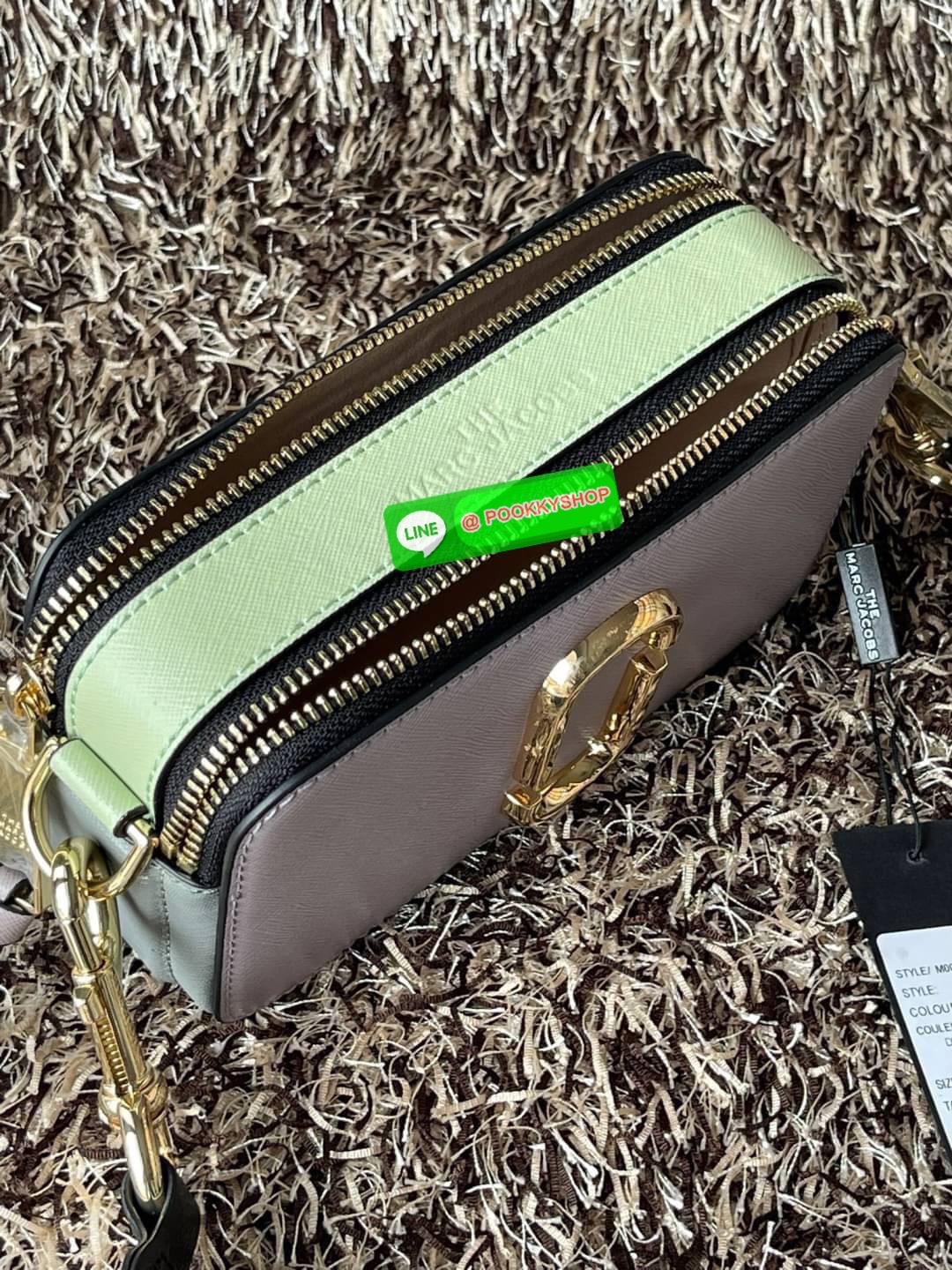 Marc Jacobs Snapshot Bag กระเป๋าแบรนด์ดังจากสัญชาติอเมริกัน นับได้ว่ารุ่นนี้เป็นรุ่นทรงฮิตของ marc jacobs เลยทีเดียว โดยด้านหน้ากระเป๋าจะเป็นโลโก้แบบโลหะที่เป็นสัญลักษณ์ของแบรนด์นี้ มาพร้อมสายสะพายที่จะสะพายยังไงก็ดูโดดเด่น เพราะขนาดใหญ่ที่สกรีนตัวอักษร m