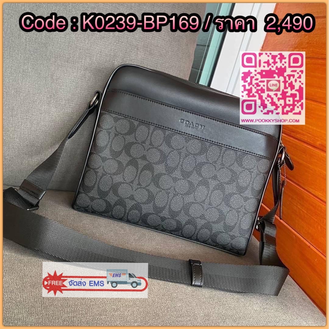 CHARLES CAMERA BAG IN SIGNATURE CANVAS (COACH F28456) ทรงที่ครองใจหนุ่ม เรียบหล่อสะพายได้ทุกโอกาส วัสดุหนังแคนวาส ผ้าใบเคลือบลาย C รอบกระเป๋าหนังแท้กระเป๋ามัลติฟังก์ชั่น ปิดซิป ซับในผ้า มีซิปด้านนอกและกระเป๋าสแน็ป สายปรับได้ยาว 53 นิ้ว สำหรับสะพายไหล่หรือ