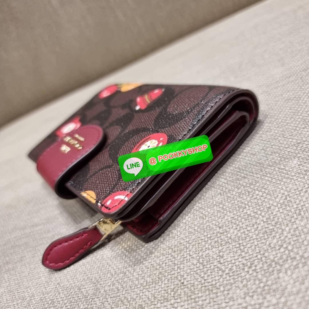 COACH C7413 MEDIUM CORNER ZIP WALLET WITH ORNAMENT PRINT คอลเลคชั่นใหม่ กระเป๋าสตางค์ใบกลาง ดีไซน์ใหม่ สุดหรู คละลายพริ้นท์เต็มใบ น่าใช้ไปอีก วัสดุหนังแคนวาสเคลือบลาย ภายในมีช่องใส่บัตร ใส่ธนบัตรได้ครบ และมีช่องซิปแยก ใบจริงสวยมากๆ แนะนำจ้า ราคาสุดคุ้มครบ