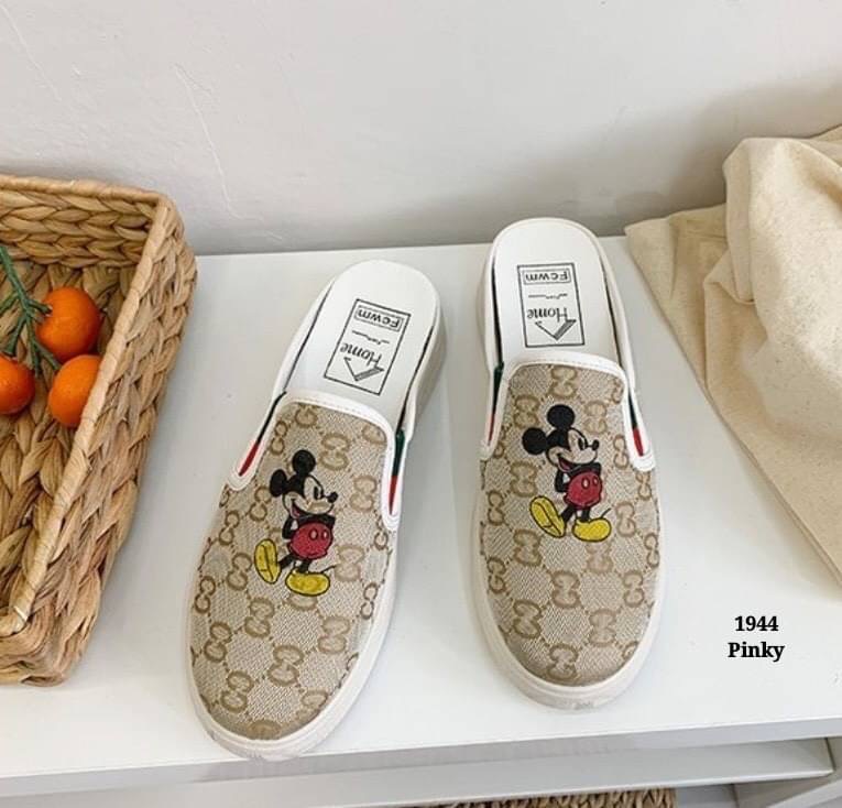 พร้อมส่ง ผ้าใบเปิดส้น งานนำเข้ากุชชี่ Mickey ที่กำลัง hot งานดีมาก พื้น pu เกาะพื้นดีเยี่ยม บิดงอได้ ตัวรองเท้าเป็นสีทองเงาวับ แต่งด้วยพี่ Mickey ของเราดูโดดเด่น น่ารักกว่าใคร แน่นอน