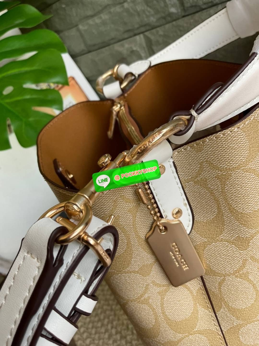 COACH SMALL TOWN BUCKET BAG IN SIGNATURE CANVAS รุ่น 2312 Collection บักเก็ตคลาสสิค รุ่นยอดนิยม กำลังมาแรงมากๆ กระเป๋าสะพายไหล่ และ Cross Body วัสดุหนังแคนวาสอย่างดี มาพร้อมสายสะพายสะพายไหล่ถอดออกไม่ได้ / สายสะพายยาว สายถอดออกได้ มี 3 ช่องใช้งาน