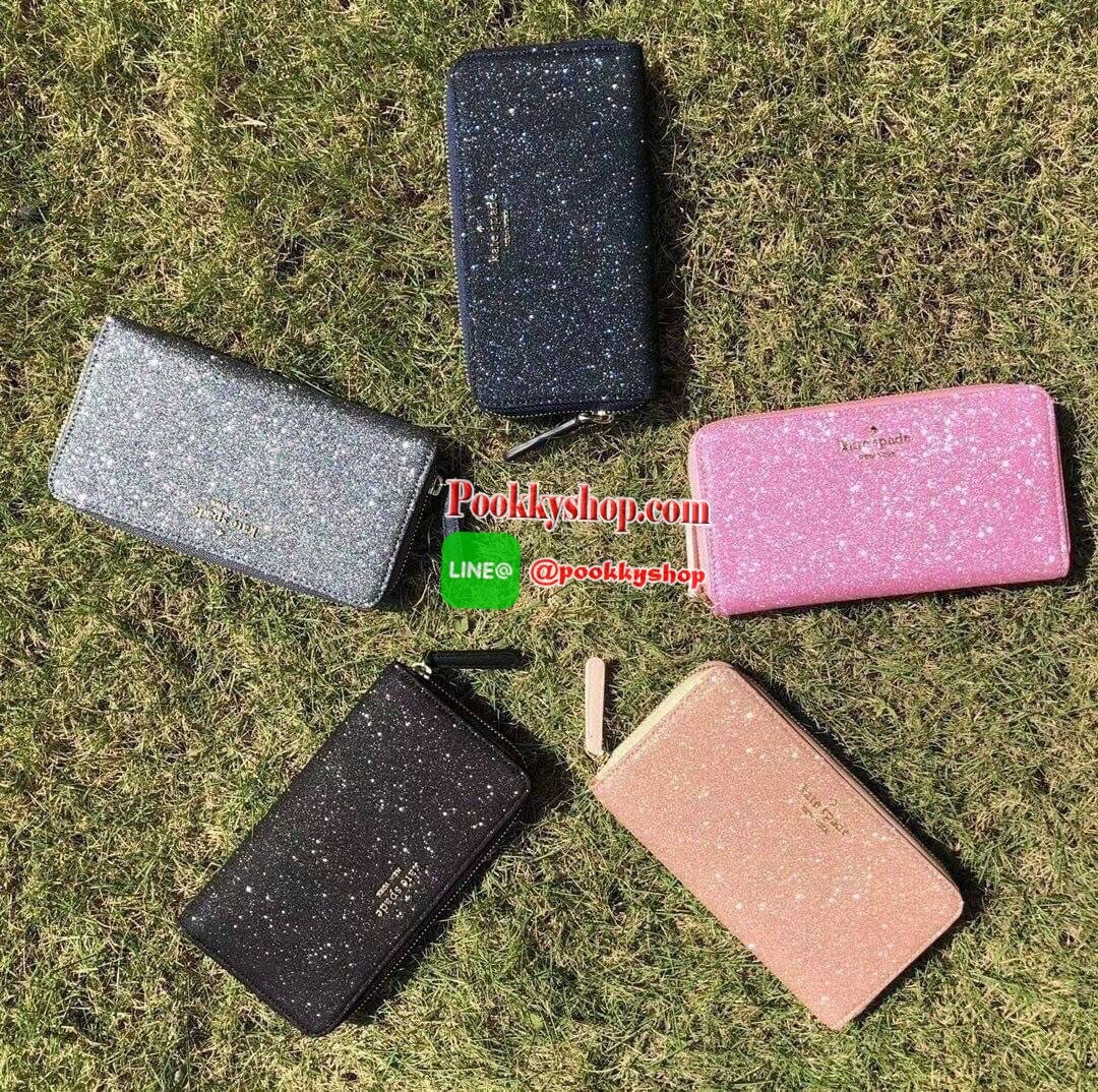 KATE SPADE JOELEY LONG WALLET กระเป๋าสตางค์ใบยาวรุ่นใหม่ล่าสุดหนัง Saffiano สไตล์ PRADA สวยน่าใช้ตัวเนื้อกระเป๋าตกแต่งด้วยกลิทเตอร์ทั้งใบ สวยหรู ภายในมีช่องซิป1ช่อง และช่องใส่บัตรหลายช่อง ใส่เหรียญ บัตรได้เยอะ ตัวจริงสวยน่าใช้มากค่ะ