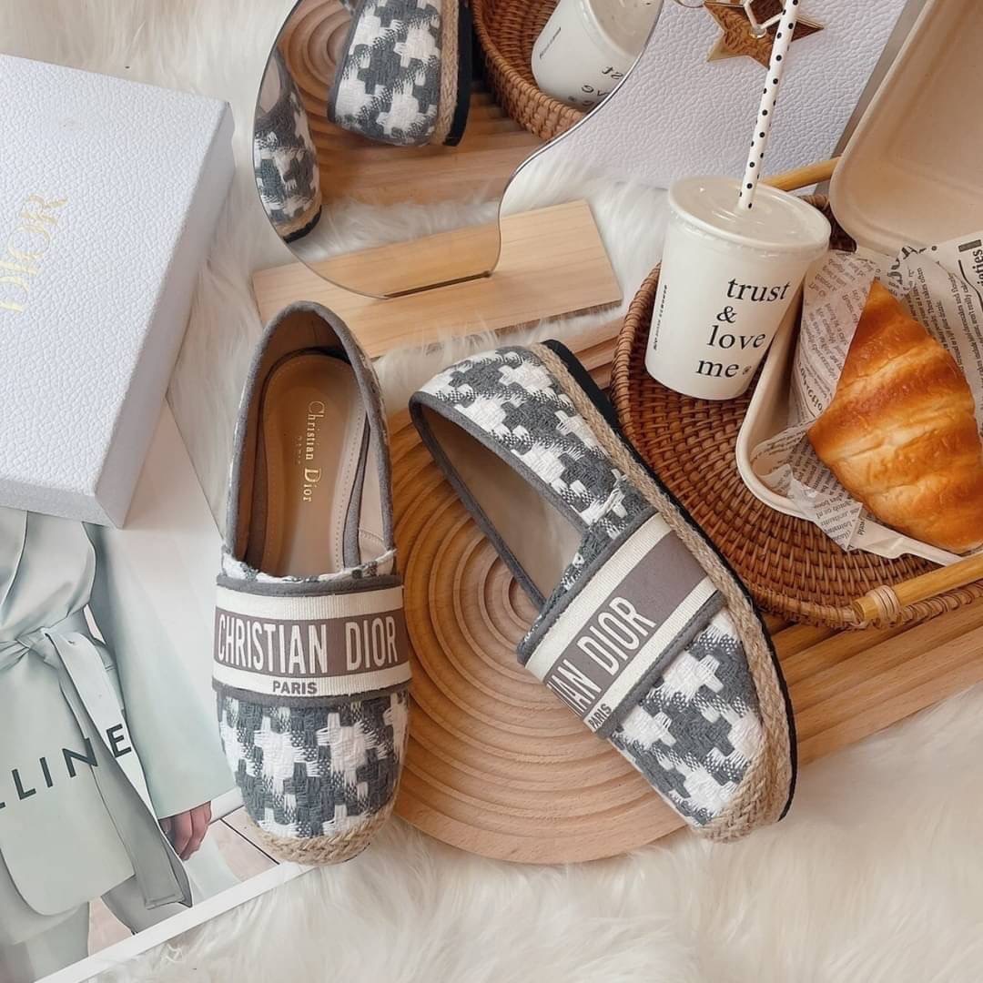 งานเข้าใหม่ พร้อมส่ง แบบใหม่ เพิ่งเข้า สลิปออนงานปอ Dior ลายใหม่ ชิโนริ ลายผ้าน่ารักมาก งานดี ปั้มแบรนด์