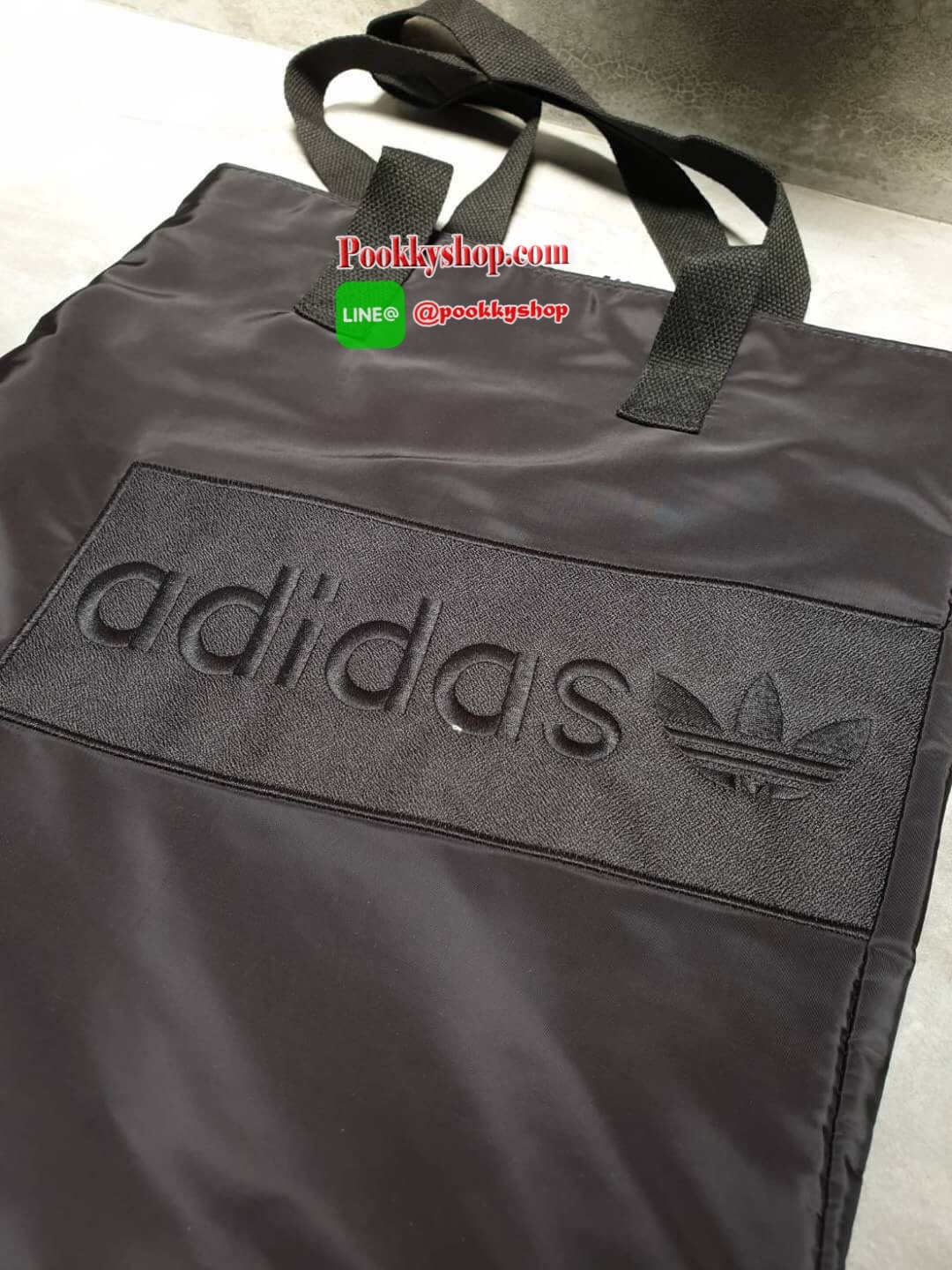adidas shopping bag ลายปัก กระเป๋าถือด้านหน้าปักโลโก้แบรนด์ รุ่นนี้เปิดปิดด้วยช่องซิป ด้านหลังเรียบ ขนาดกำลังดี วัสดุกันน้ำ รุ่นนี้ใส่ของได้เยอะค่ะ คุ้มๆ กับสาวก adidas แบบสปอร์ต อย่าพลาดน๊า