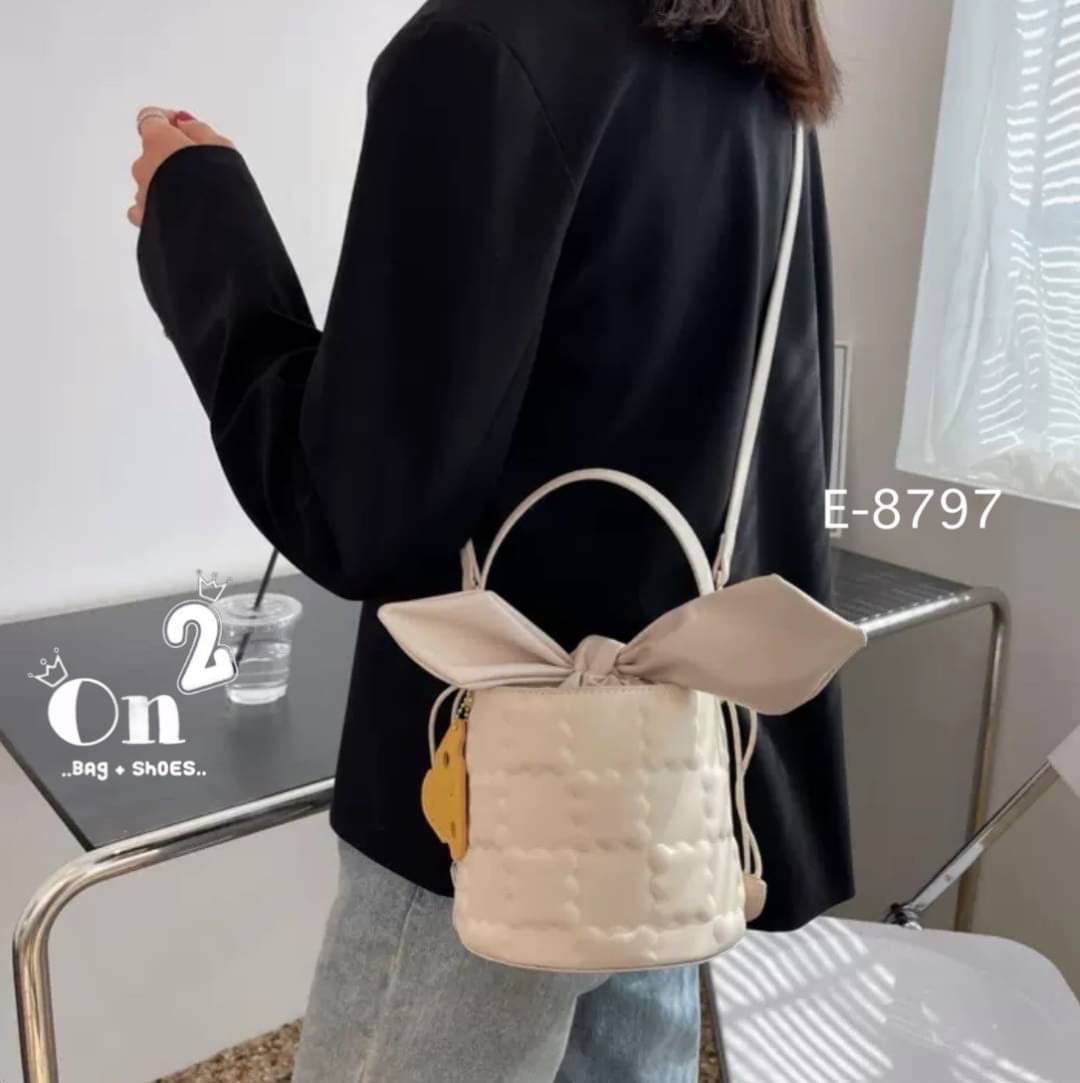 กระเป๋าสะพายแฟชั่นทรงถัง เปิดปิดแบบหูรูด มัดเป็นโบว์น่ารักมากค่ะ มาพร้อมสายสะพายยาว จะถือหรือสะพายก็เริ่ดคร่า