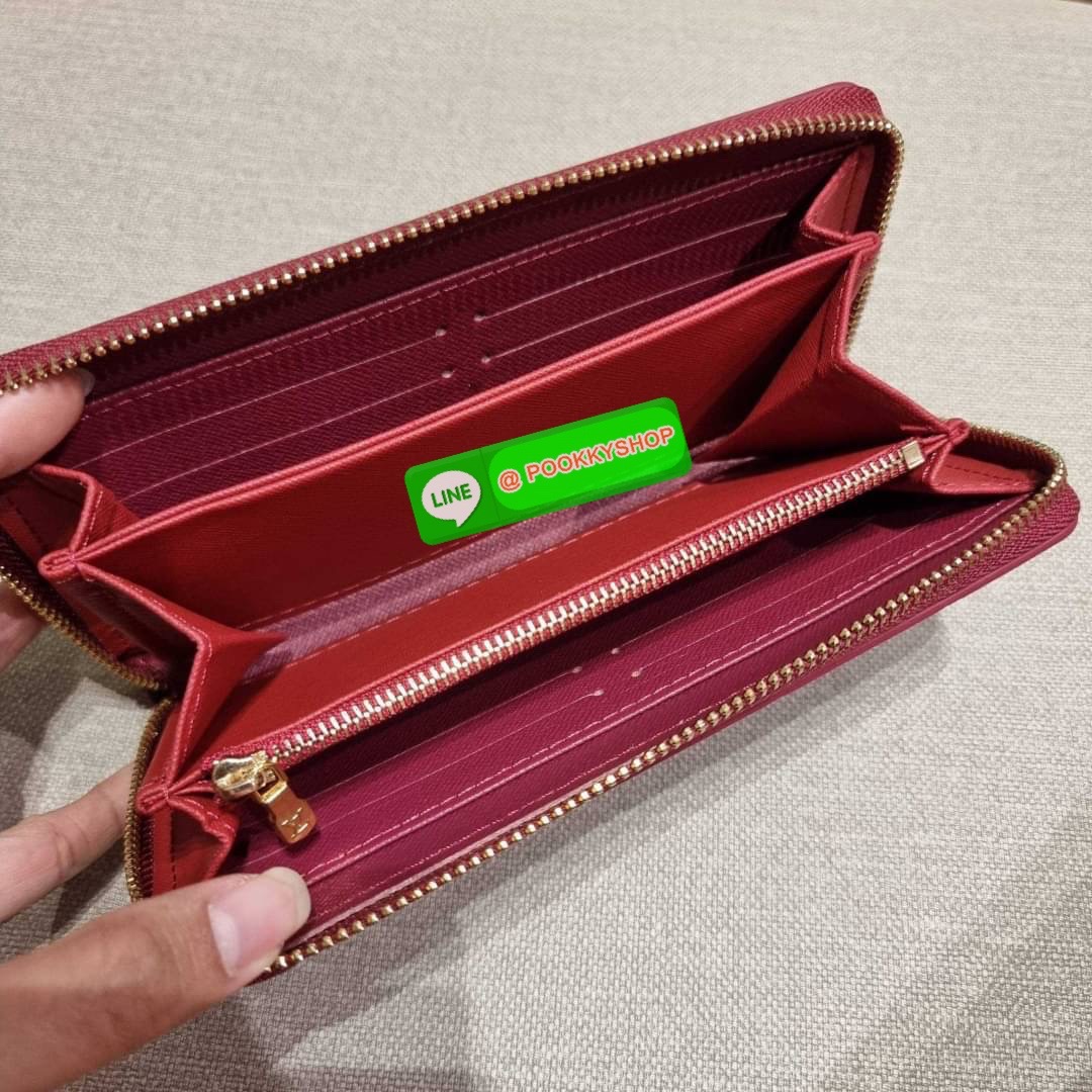 NEW IN!! LV long zip wallet with gwp กระเป๋าสตางค์พรีเมี่ยมกิ๊ฟ ดีไซน์ล่าสุด หนังแก้ววิบวับ หรูหรามาก ใบยาวขนาดกำลังเหมาะมือ ถือแล้วขับผิว ถือออกงานก็คือเลิศ วัสดุหนังแก้วเคลือบผิวกลิตเตอร์ เล่นกับแสงสวยมาก เปิด-ปิดด้วยซิปรอบ ภายในมีช่องใส่บัตรเยอะมาก มีช
