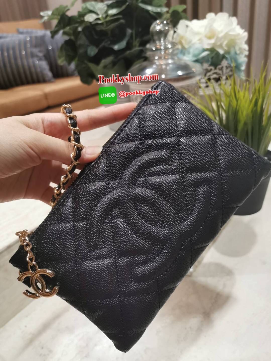 Don't Miss! Chanel Clutch Bag Gift With Purchase (GWP) กระเป๋าคล้องเเขนรุ่นใหม่พรีเมี่ยมกิ้ฟจาก Chanel Counter วัสดุหนังคาเวียร์สวยหรูเปิดปิดด้วยซิปสะดวกใช้ ห้อยอะไหล่โลโก้แบรนด์สีทองเพิ่มดีเทลเก๋ ภายในมีโลโก้ สามารถใส่กระเป๋าสตางค์ มือถือ iphone บัต