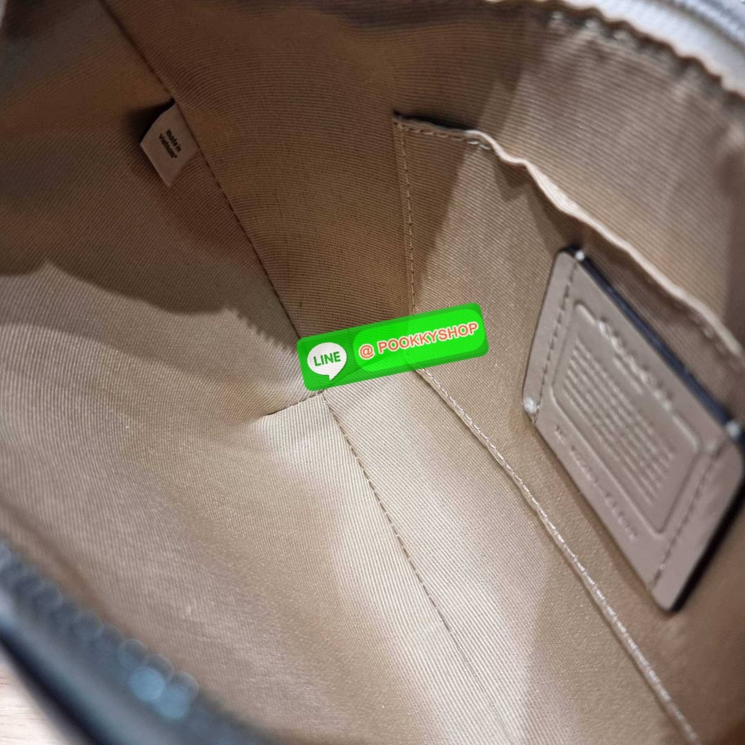 COACH CE620 PAYTON HOBO IN SIGNATURE CANVAS คอลเลคชั่นใหม่ 2023 มาแรงเกินต้าน ด้วยรูปทรงโฮโบสุดคลาสสิค สะดวกใช้ได้ในทุกวัน ขนาดกะทัดรัด แต่จุของได้เต็มที่ วัสดุหนังแคนวาสเคลือบลาย น้ำหนักเบา เปิดใช้งานด้วยซิป สายสะพายในตัวหนังสลับโซ่ ภายในเป็นช่องโล่ง ใส่