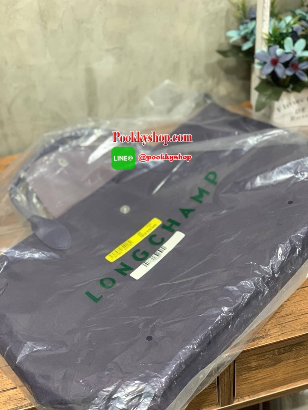 Longchamp Le Pliage Neo Size M มาพบกับกระเป๋ารุ่นยอดนิยม ที่สาวๆ ต้องมีไว้เก็บไว้สักใบ กระเป๋าโท้ทใบนี้ มาพร้อมกับสีที่มีสไตล์เรียบง่าย มีสายสะพายยาวช่วยให้คุณสามารถสะพายไหล่ได้อย่างสบาย ในขณะที่ที่ปิดแบบซิปช่วยให้คุณมั่นใจได้ว่าของด้านในมีความปลอดภัย Le